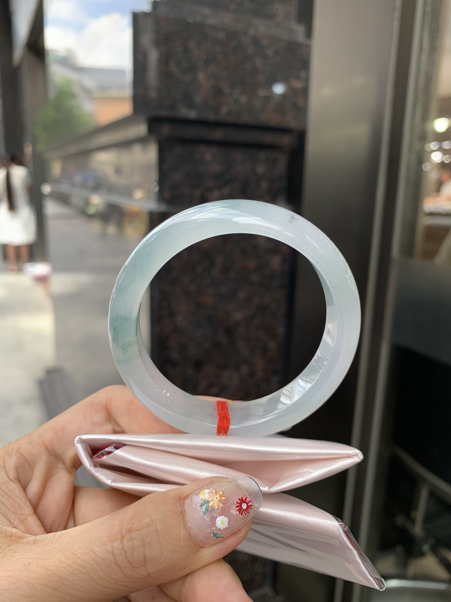 冰飘花正圈 52.5-7.5-11.8 0522-N769 打灯细纹，底妆冰润细腻，冰底中开出了朵朵蓝花，飘花灵动飘逸，勾勒出一幅唯美诗意的山水意境画，古典优雅又秀气