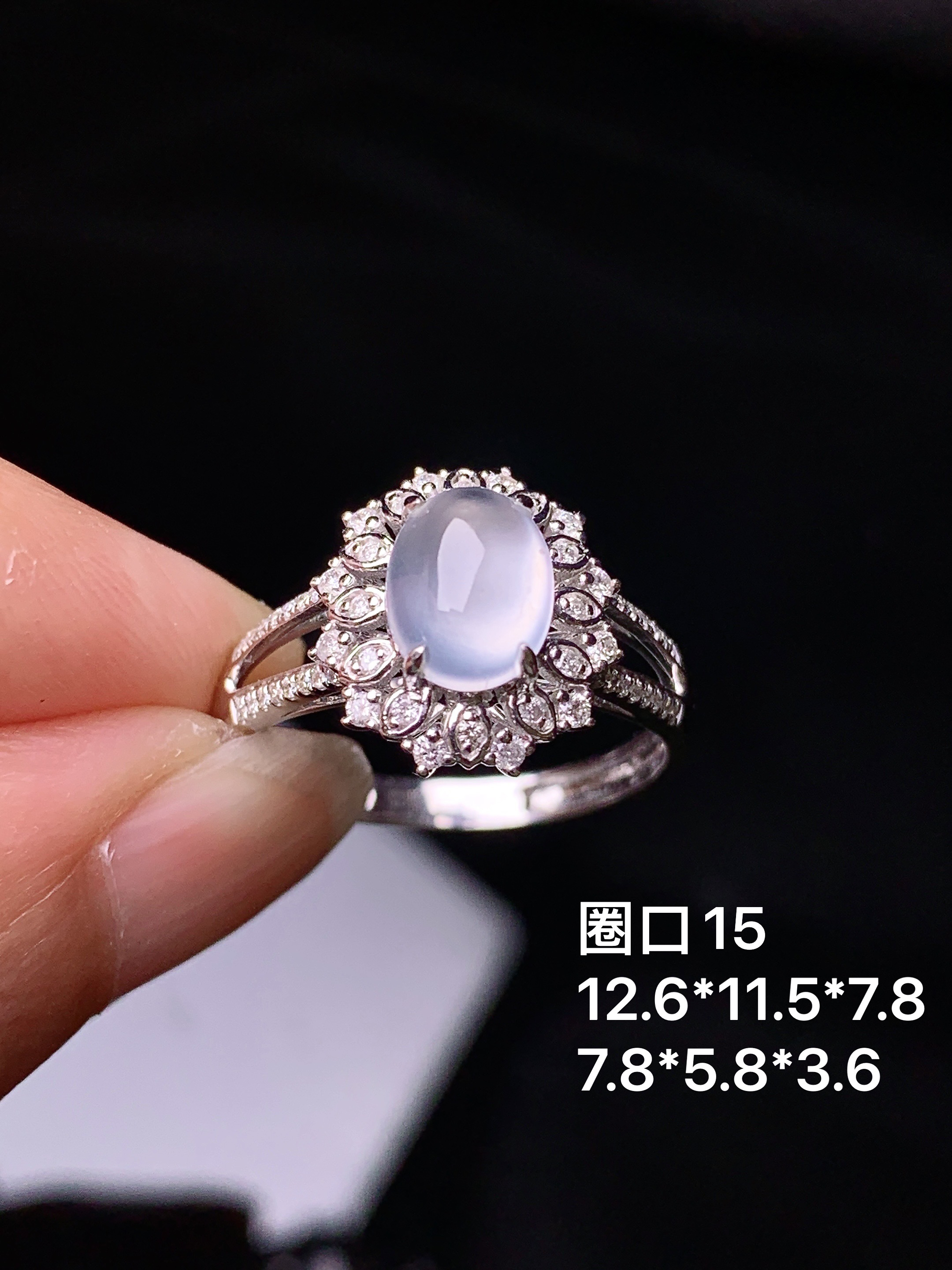 18k金钻镶嵌冰种蛋面戒指 玉质细腻 色泽艳丽清新 水润亮眼 圈口15 整体尺寸12.6*11.5*7.8 m3