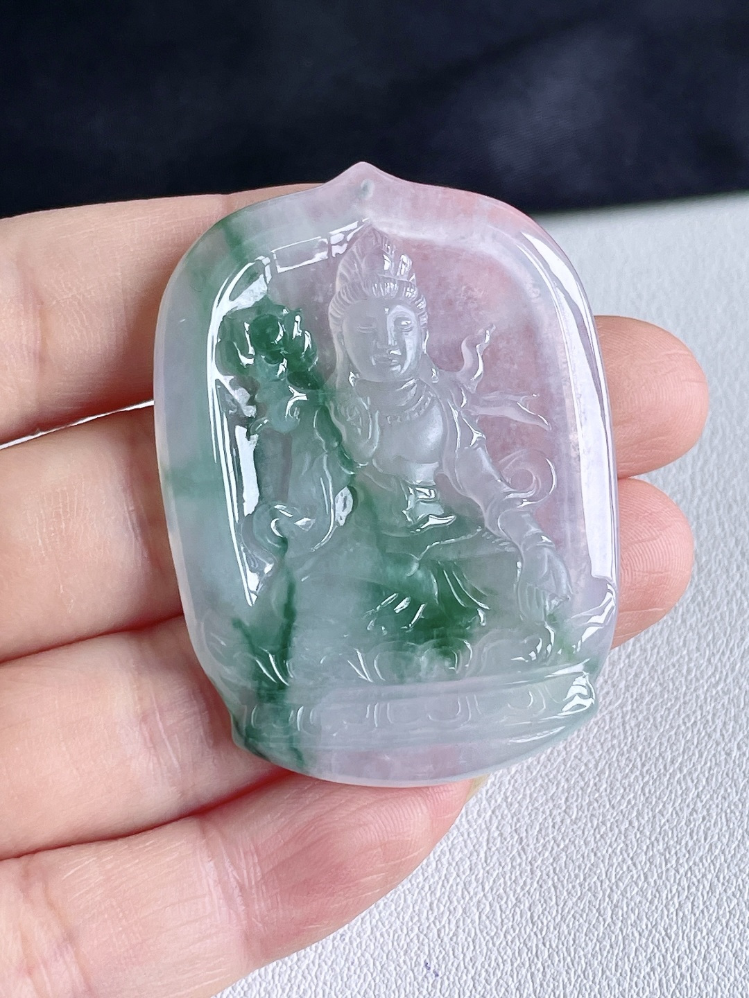 【裸石】糯冰飘花大势至菩萨持莲观音牌吊坠【说明】缅料 无裂 性比高【尺寸】51.6-37.6-4.5【重量】20克