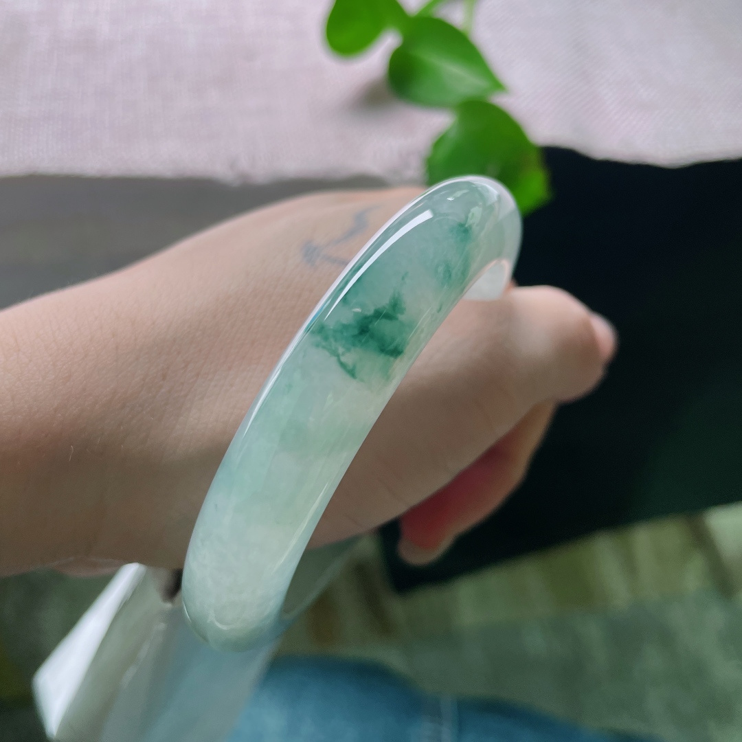 冰飘花正圈，晶莹剔透，似山间云雾落于玉间，清透雅致，越戴越有韵味。无裂，ss52933a