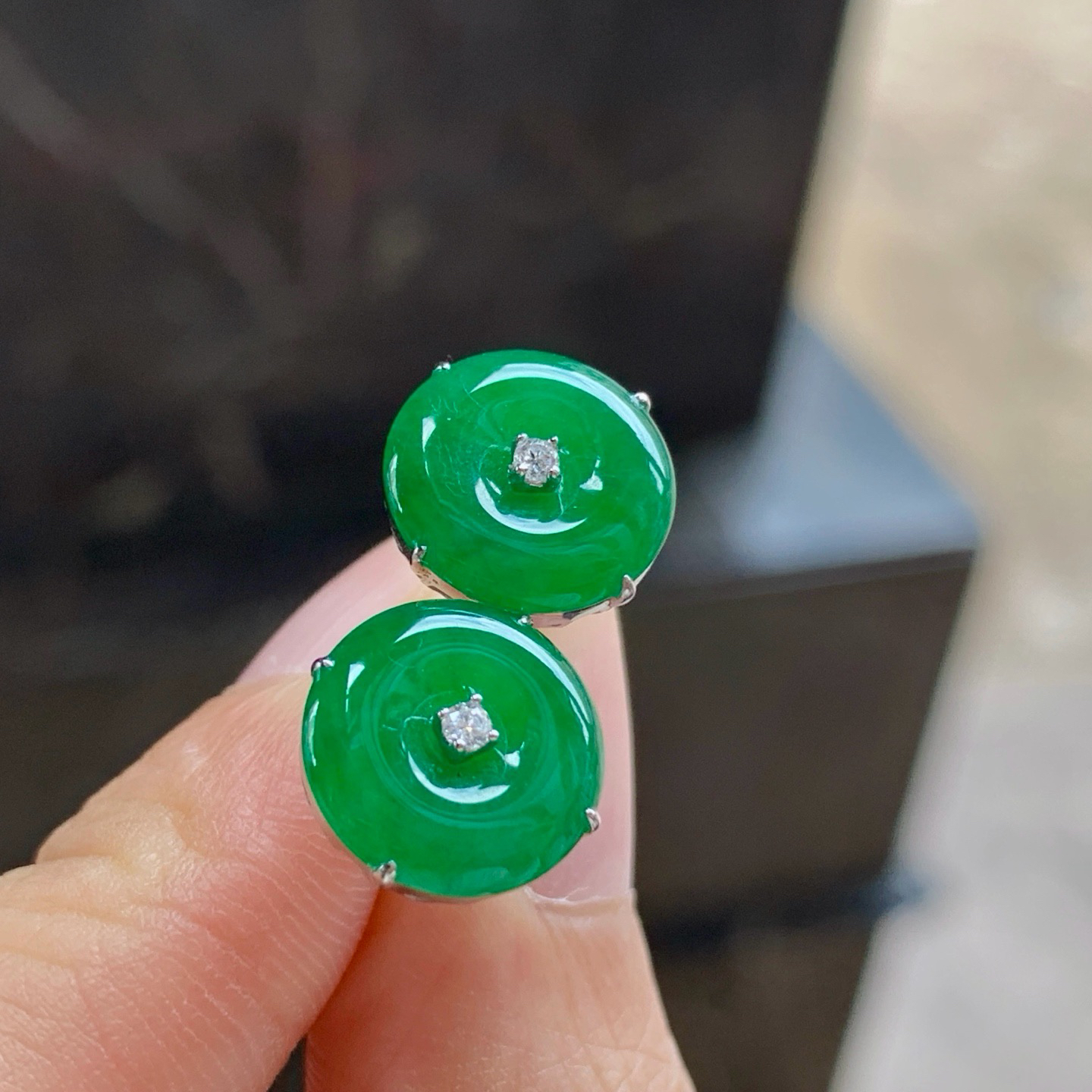 辣绿色平安扣耳钉一对^_^鲜艳 浓郁