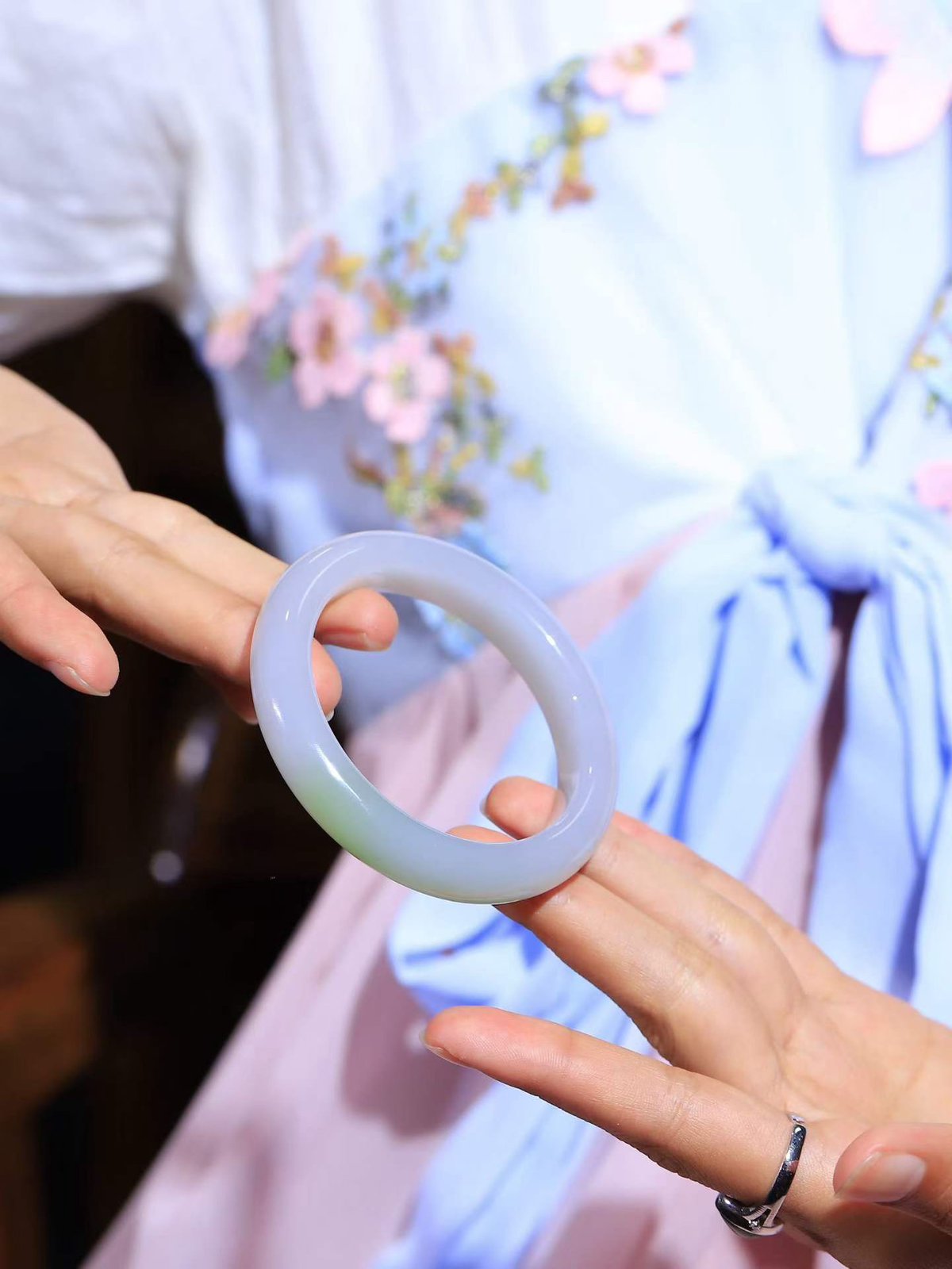 【一见钟情·手镯】

收藏级臻品和田玉烟紫翠青双色手镯。镯型饱满，温润细腻，脂润沁香。️执一卷书，沏一盏茶，着一袭裙，戴一只镯。淡淡浅笺，素心若兰，静赏玉中诗画。悠悠岁月，芊手轻摘，盛满诗样芳华。
重50.4克   内径圈口53mm 尺寸11.7-9mm  FDT-72501941
