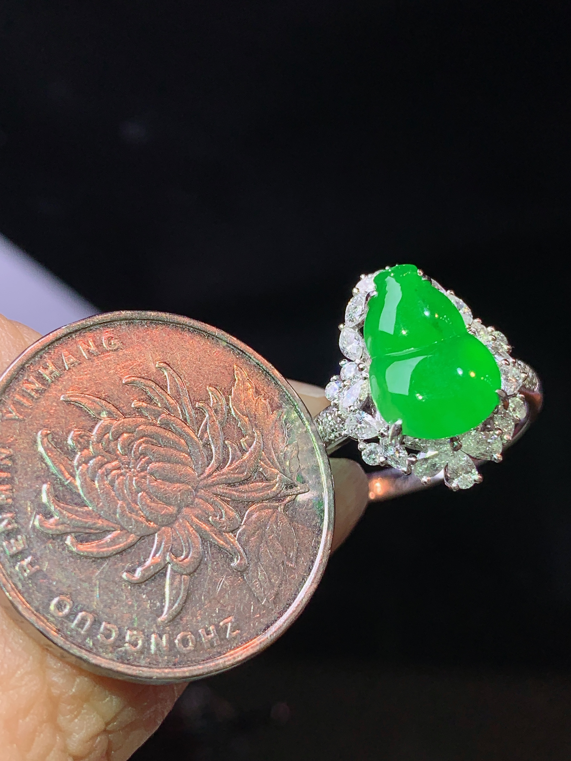 18k金钻镶嵌冰阳绿葫芦戒指 玉质细腻 色泽艳丽清新 水润亮眼 圈口14.5整体尺寸17.2*13.2*8 m3