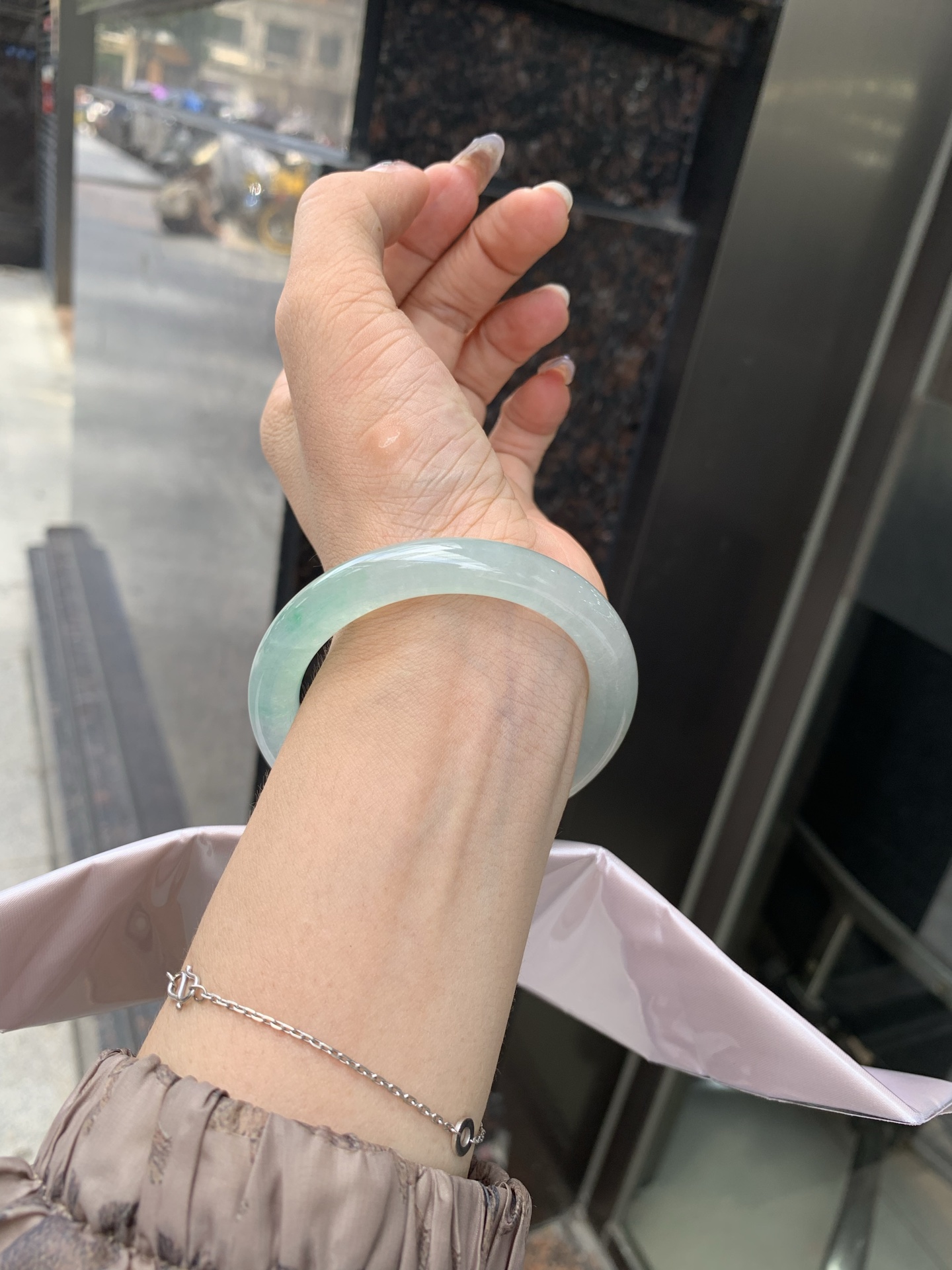 冰晴绿美人条 0522-N783 打灯细纹，底妆冰胶十足，满圈晴绿带飘花，像初春嫩芽落入清泉，均匀柔和，抬眼就是一片宁静感