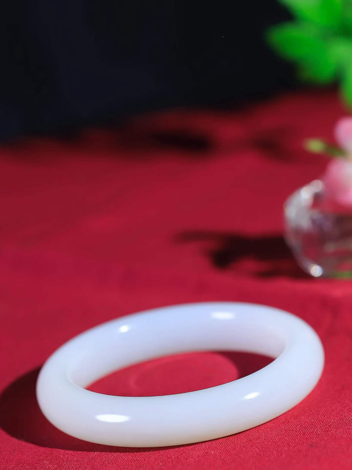 （温柔雅致.手镯）

精品️和田玉白玉手镯。镯型饱满，温润细腻，脂润沁香。️执一卷书，沏一盏茶，着一袭裙，戴一只镯。淡淡浅笺，素心若兰，静赏玉中诗画。悠悠岁月，芊手轻摘，盛满诗样芳华。重59.2克   尺寸55.6-12.7-9.5mm   FDA-99502121