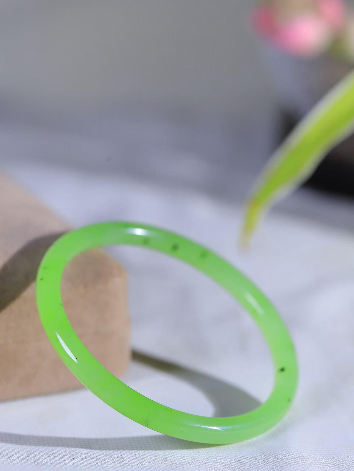 （碧色荡漾.手镯）

精品和田玉碧玉圆条手镯，灼灼其华想像靓妆淡伫 ，腕间绿意跳脱冰壶莹，坐间静