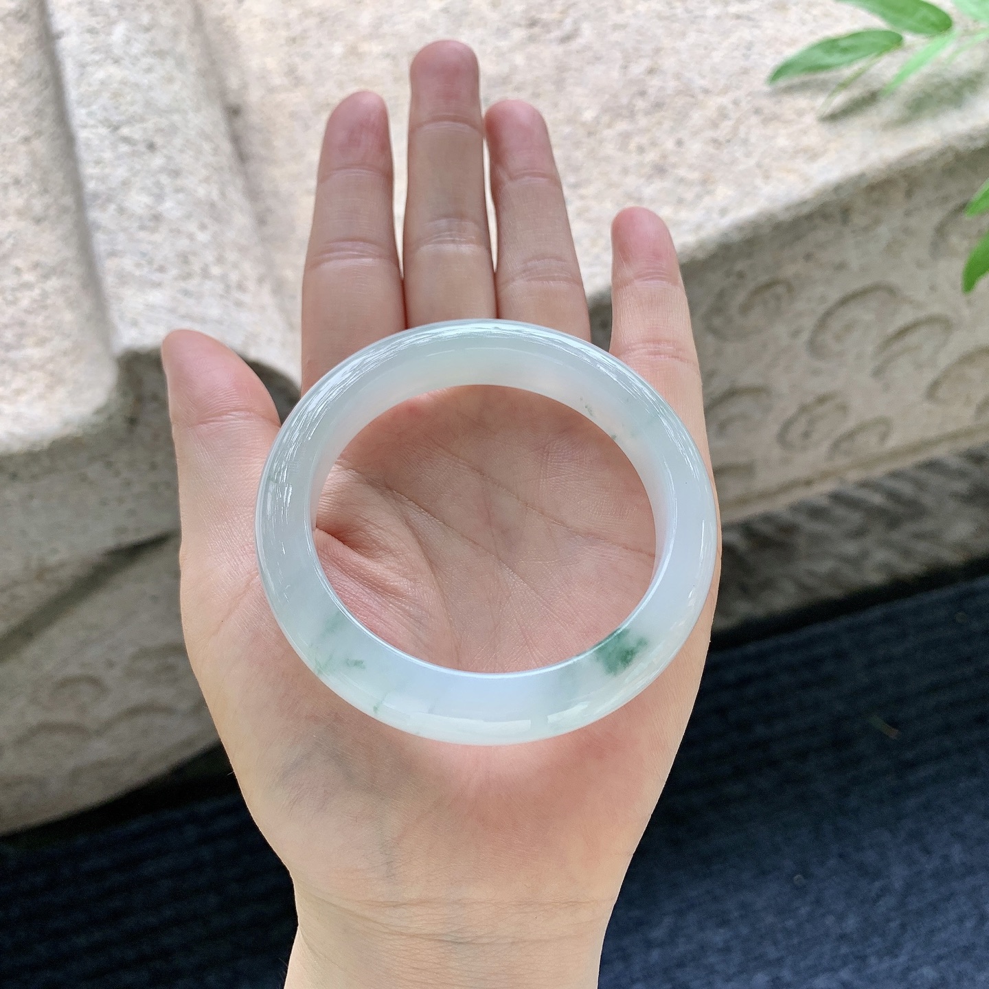 正圈53 54【圈口】54/12.3/8.8【编码】DW062685【描述】糯冰飘花，水润，种老，细