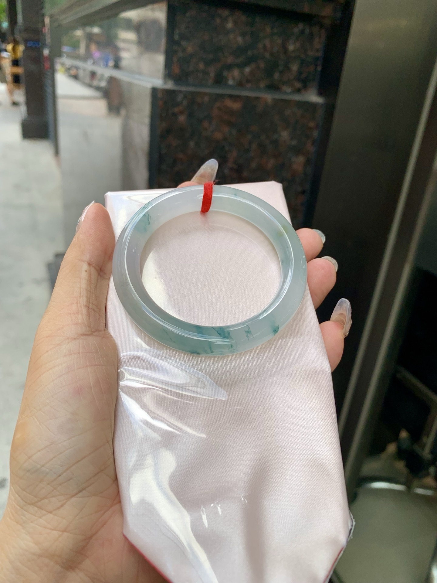 圆条，打灯棉线，底妆冰润细腻，冰底中开出了朵朵蓝花，飘花灵动飘逸，勾勒出一幅唯美诗意的山水意境画，古典优雅又秀气