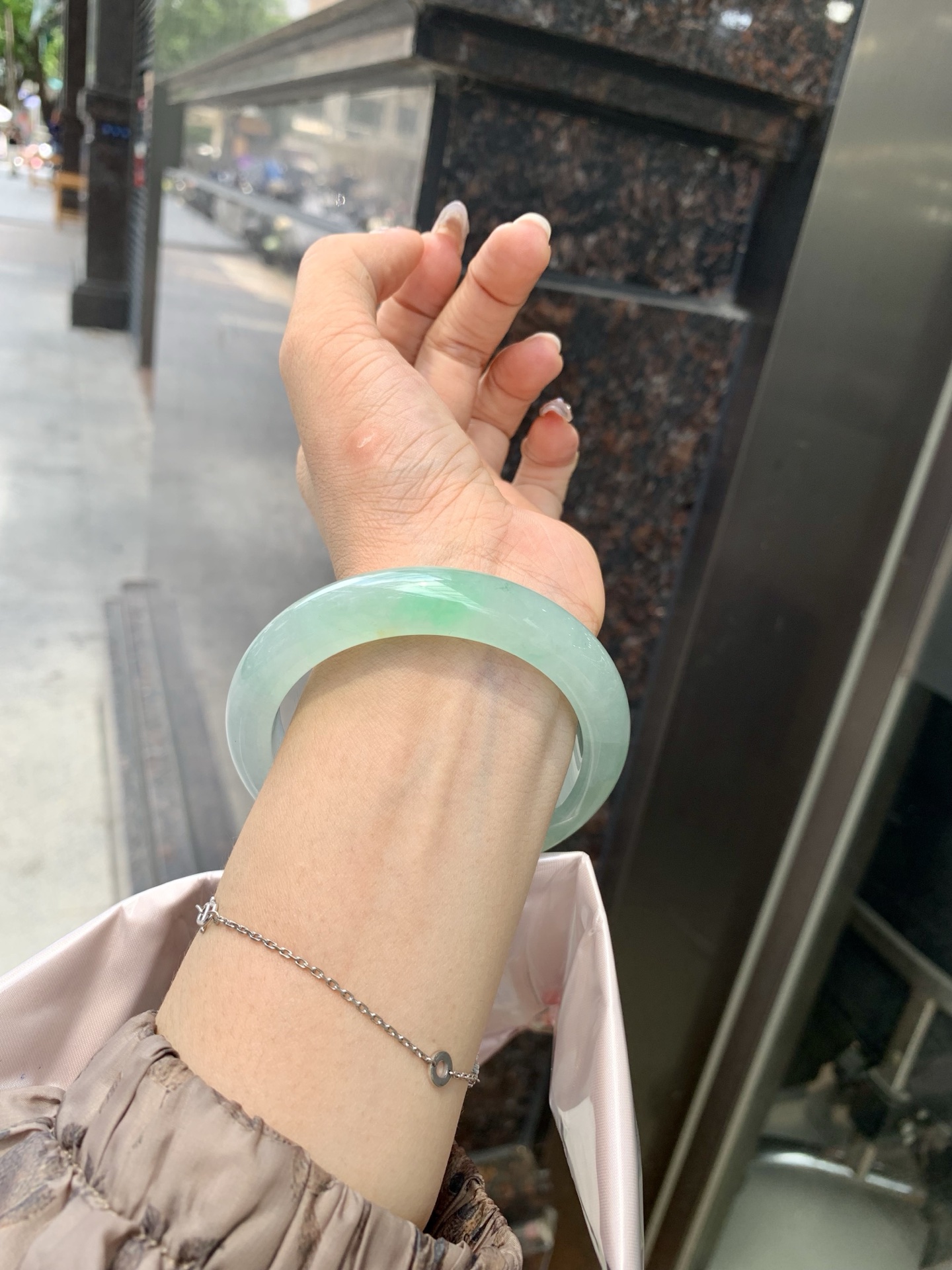 冰晴飘绿正圈 0522-N791 打灯断纹，不扣，底妆水润细腻，满圈晴绿底色飘一抹绿花，鲜艳得像新冒头的嫩芽，灵动清新，即柔和又充满生机