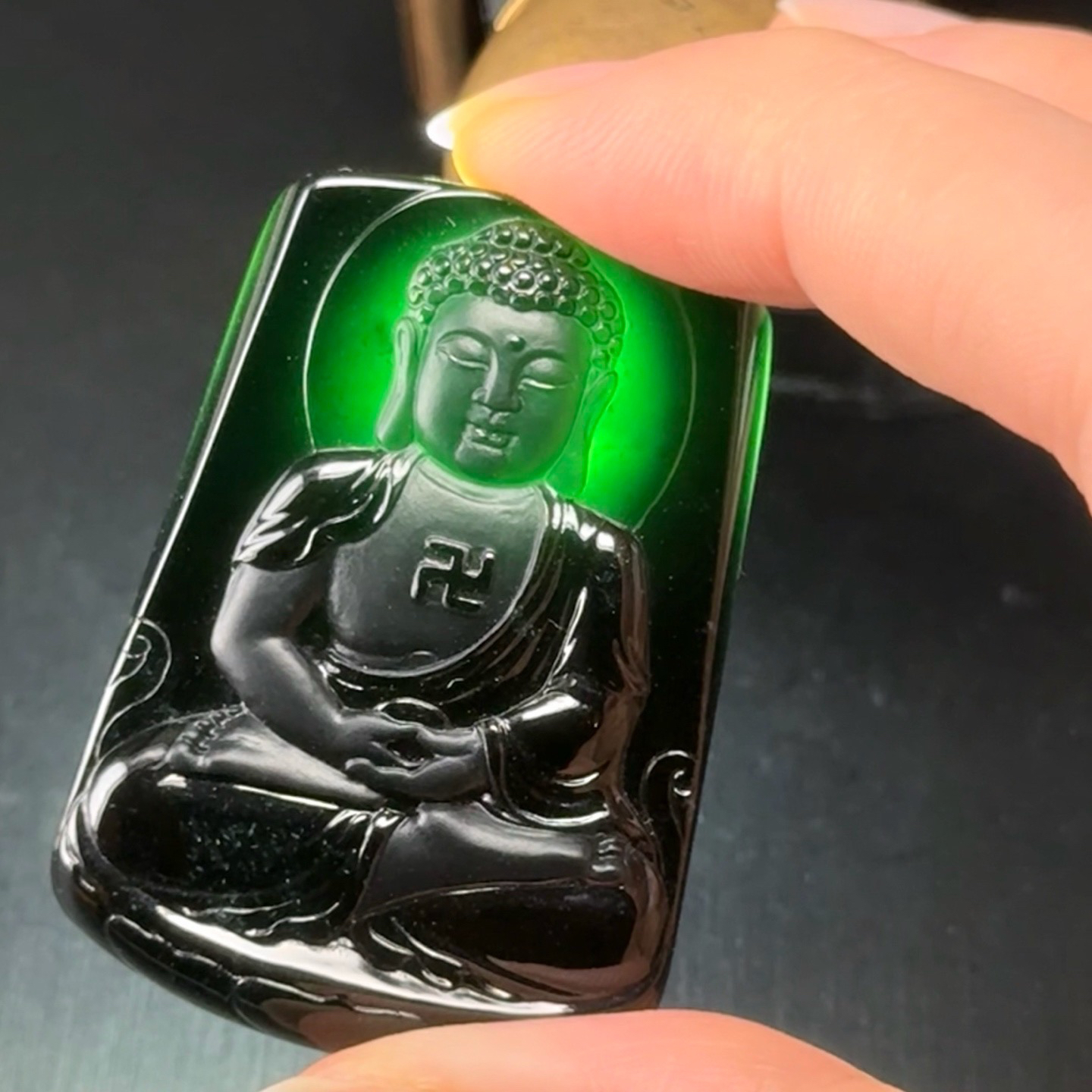 精品墨翠大日如来 种好色正 黑度极好 打灯通透 油性十足  尺寸45