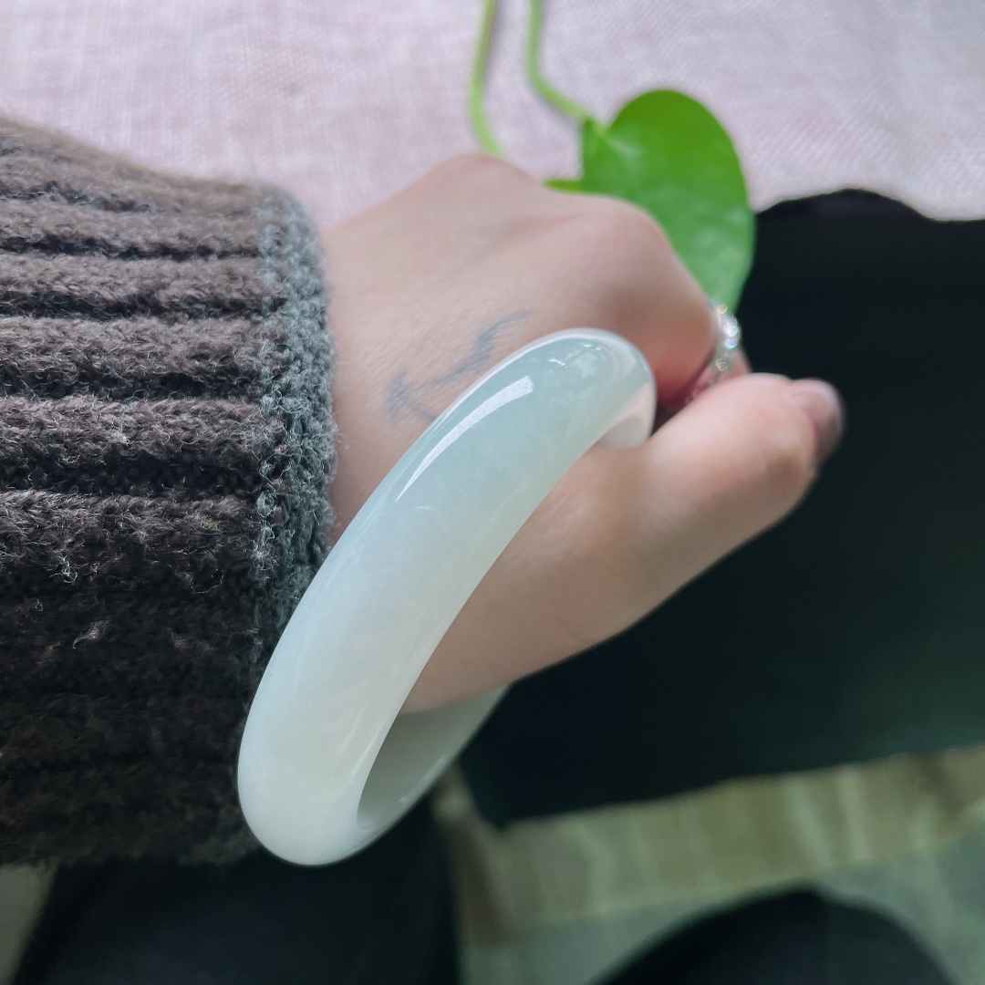淡绿底贵妃，水润，种老，百搭款，一点杂质不影响，ss53495a