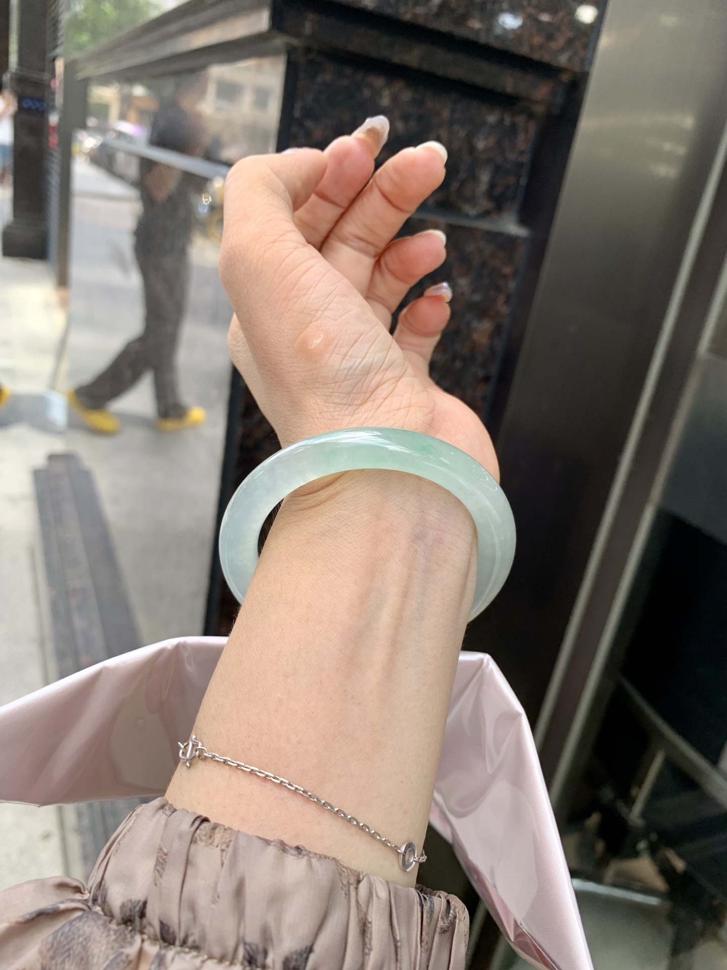 冰晴绿美人条 0522-N783 打灯细纹，底妆冰胶十足，满圈晴绿带飘花，像初春嫩芽落入清泉，均匀柔和，抬眼就是一片宁静感