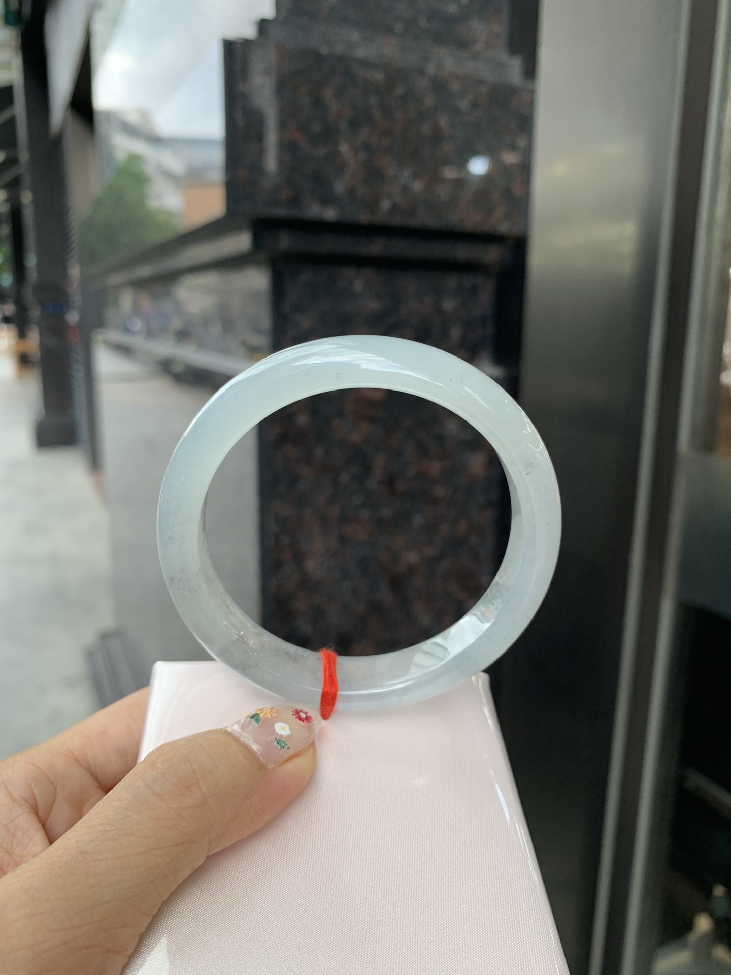 冰乌鸡正圈 0522-N787-2 打灯棉线，底妆冰透起光，冰乌鸡种的黑寓意着高贵，神秘，个性，甜酷风的搭配，底妆带点淡淡晴底，与国风，休闲风搭配都很适合，简直白搭