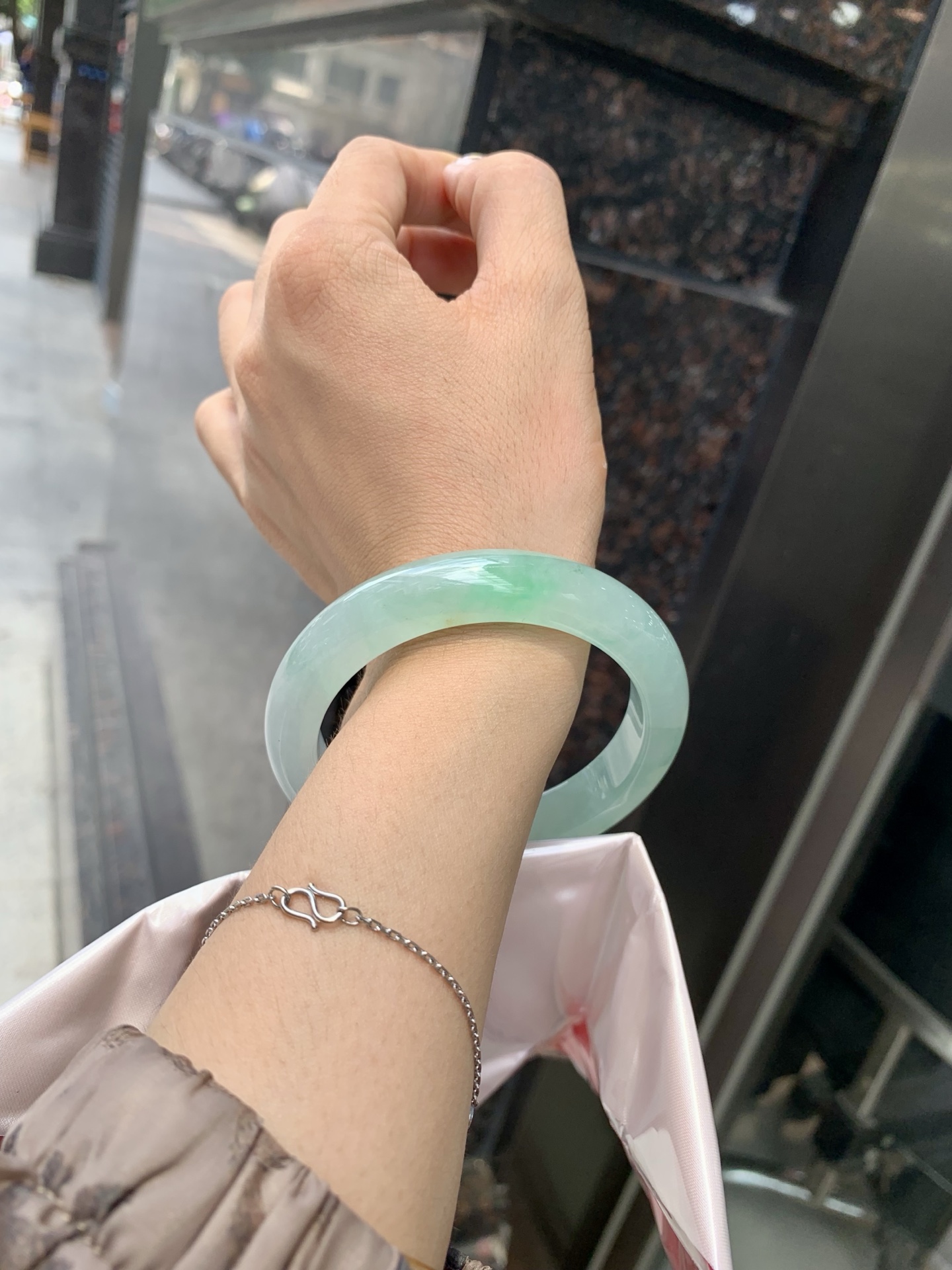 冰晴飘绿正圈 0522-N791 打灯断纹，不扣，底妆水润细腻，满圈晴绿底色飘一抹绿花，鲜艳得像新冒头的嫩芽，灵动清新，即柔和又充满生机