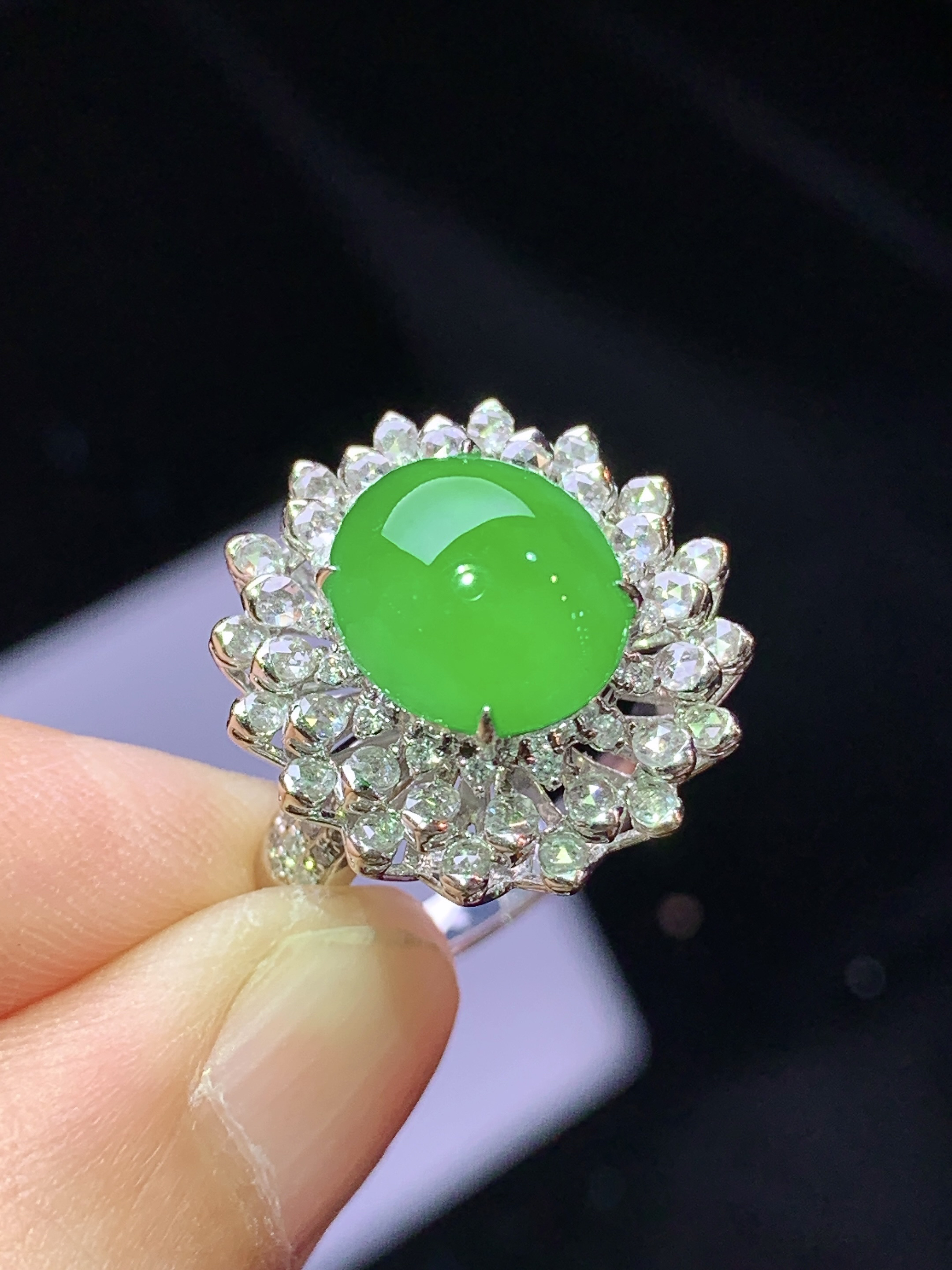 18k金钻镶嵌满绿蛋面戒指 玉质细腻 色泽艳丽清新 水润亮眼 圈口14 整体尺寸18*16.8*11