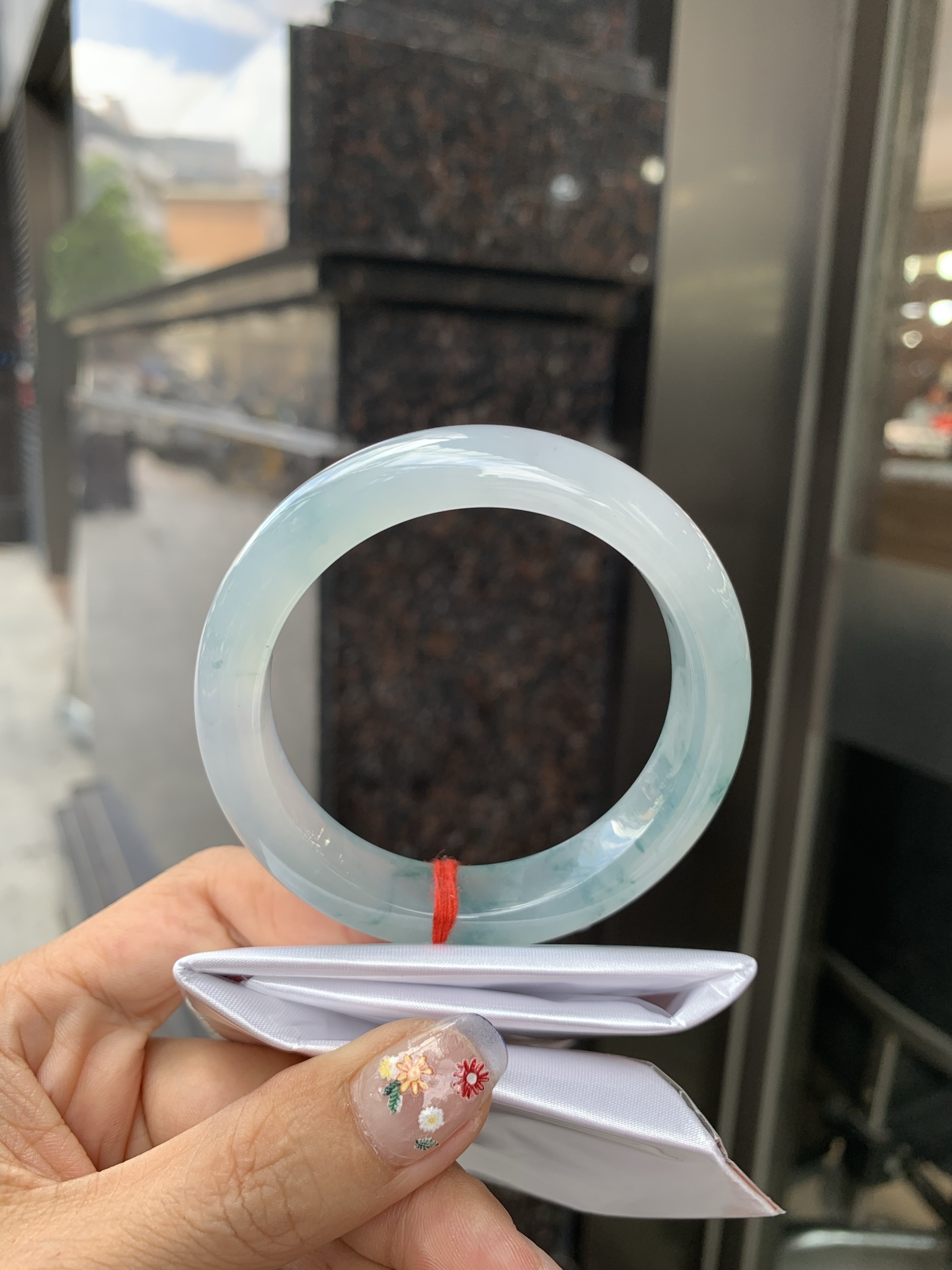冰飘花正圈, 打灯多处细纹，底妆冰润细腻，冰底中开出了朵朵蓝花，飘花灵动飘逸，勾勒出一幅唯美诗意的山水意境画，秀气