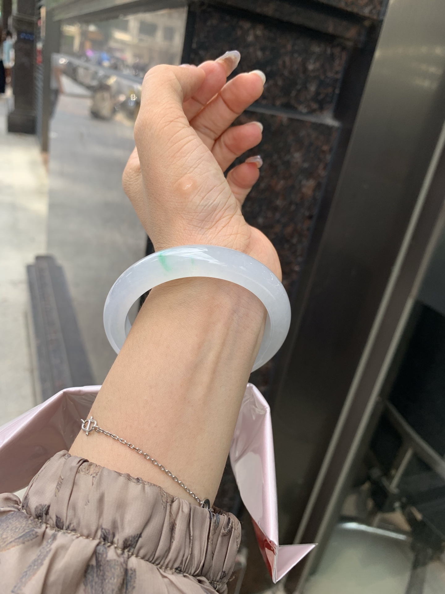 正圈，打灯细纹，底妆冰润，两抹阳绿花色像春芽，从水润如晨露的底子蹦跳而出，将春日的灵动生机凝于手镯中，戴上她，清水芙蓉般的清新感自然晕染，每一次抬手，都似把盎然绿意融入生活。