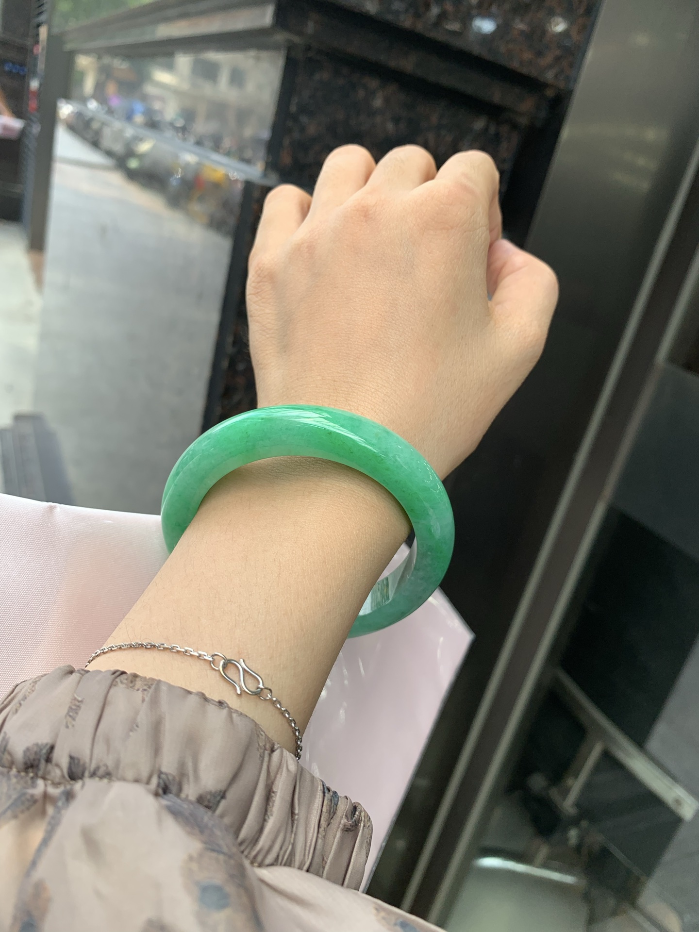 满绿正圈, 打灯细纹，满圈阳绿鲜艳青翠，色泽均匀分布，举手投足之间散发出来的贵气感
