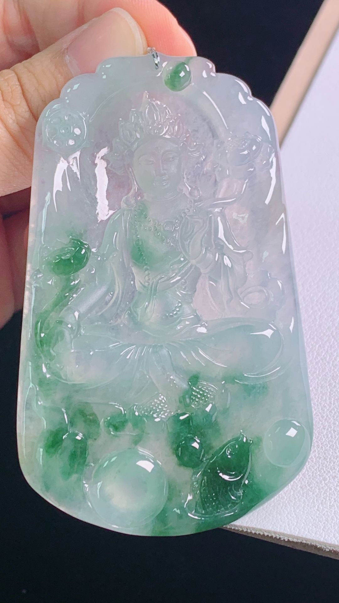 冰飘花度母，花色灵动，雕工精湛，无裂，尺寸:71.6-44.3-6.1mm 18