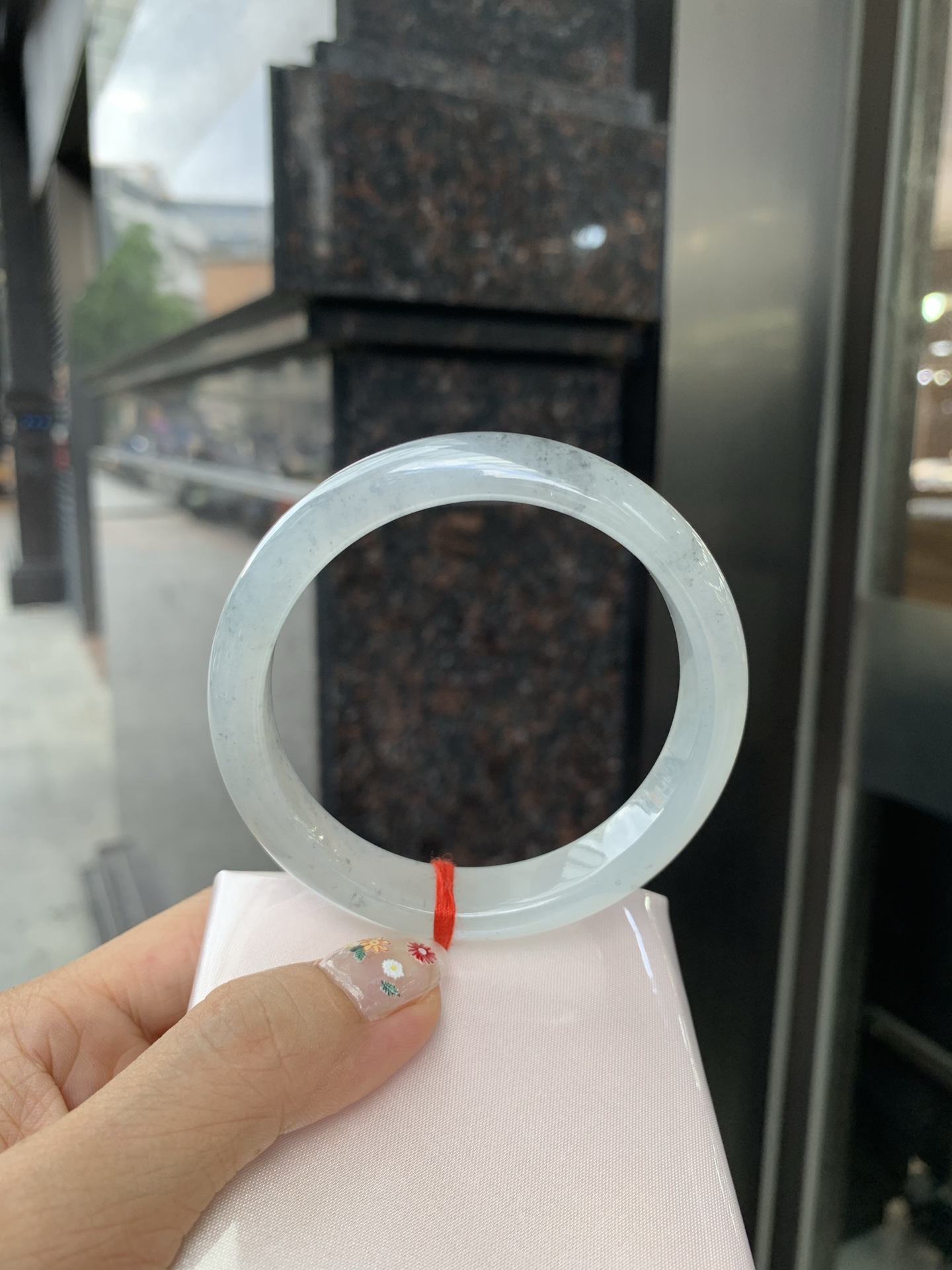 冰乌鸡正圈 0522-N787-2 打灯棉线，底妆冰透起光，冰乌鸡种的黑寓意着高贵，神秘，个性，甜酷风的搭配，底妆带点淡淡晴底，与国风，休闲风搭配都很适合，简直白搭