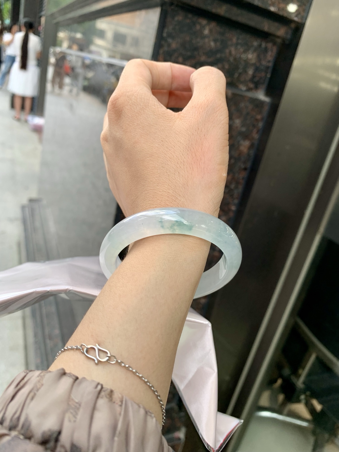 冰飘花正圈 52.5-7.5-11.8 0522-N769 打灯细纹，底妆冰润细腻，冰底中开出了朵朵蓝花，飘花灵动飘逸，勾勒出一幅唯美诗意的山水意境画，古典优雅又秀气