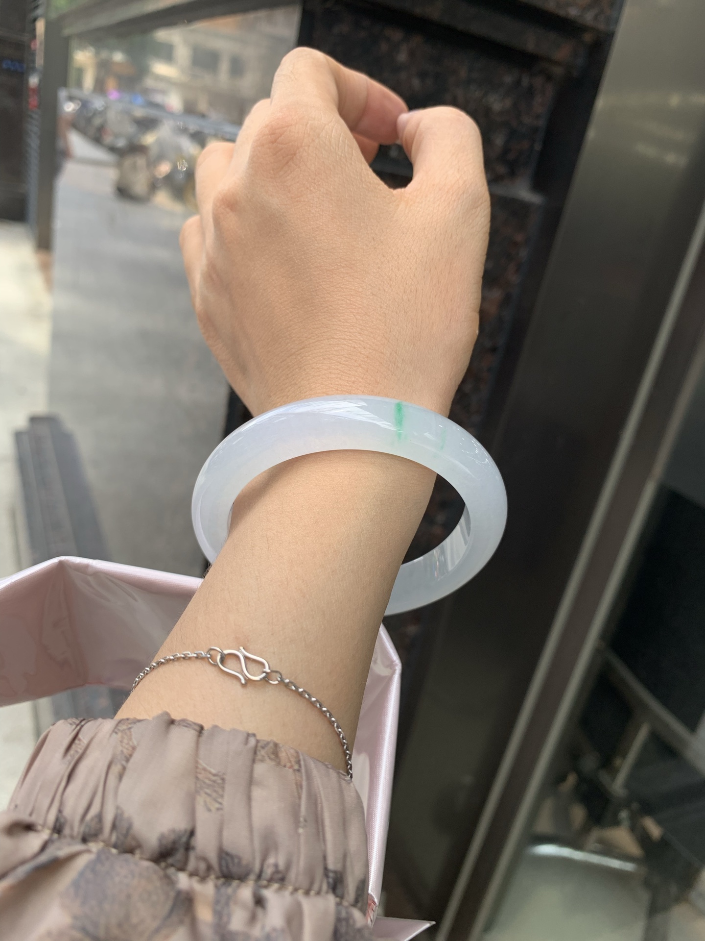 正圈，打灯细纹，底妆冰润，两抹阳绿花色像春芽，从水润如晨露的底子蹦跳而出，将春日的灵动生机凝于手镯中，戴上她，清水芙蓉般的清新感自然晕染，每一次抬手，都似把盎然绿意融入生活。