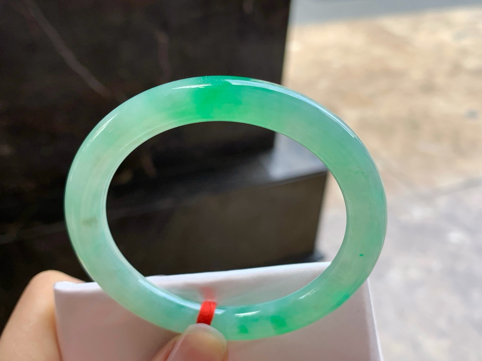 51-8.3

飘绿圆条手镯^_^色阳