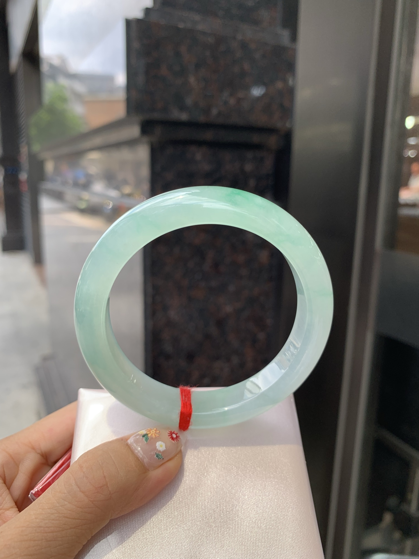 冰晴飘绿正圈 0522-N791 打灯断纹，不扣，底妆水润细腻，满圈晴绿底色飘一抹绿花，鲜艳得像新冒头的嫩芽，灵动清新，即柔和又充满生机