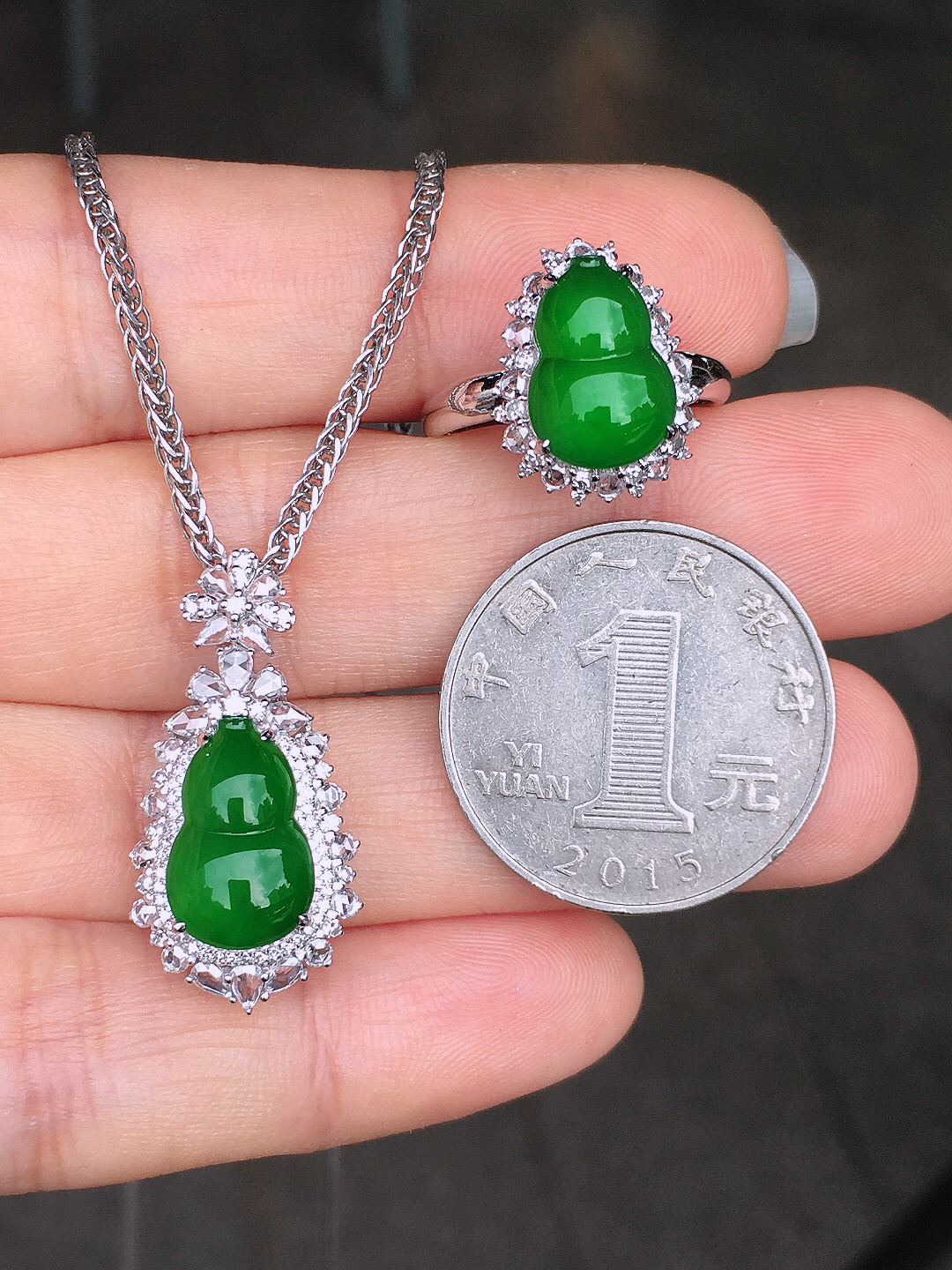 满绿葫芦戒指套装（吊坠+戒指），色泽均匀艳丽，玉质细腻，荧光感超
强，饱满圆润，简单大方，尽显优雅气质，18k
金豪华镶嵌