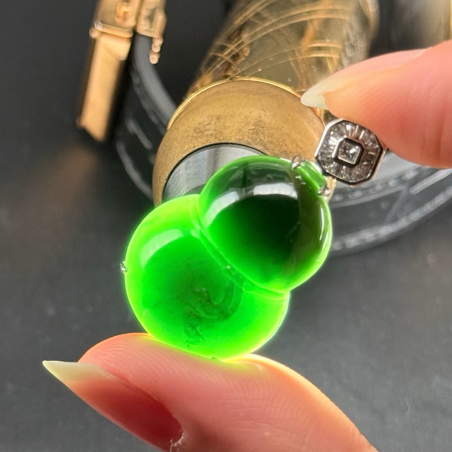 精品18k墨翠葫芦吊坠 18k白金镶嵌 打灯通透 油性十足 种好色正 尺寸32.6