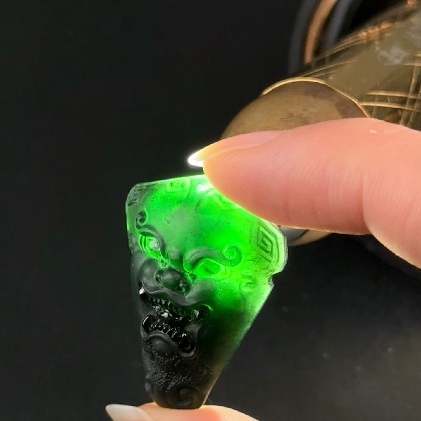 精品墨翠仿古瑞兽 种好色正 黑度极好 打灯通透 油性十足 尺寸32.2