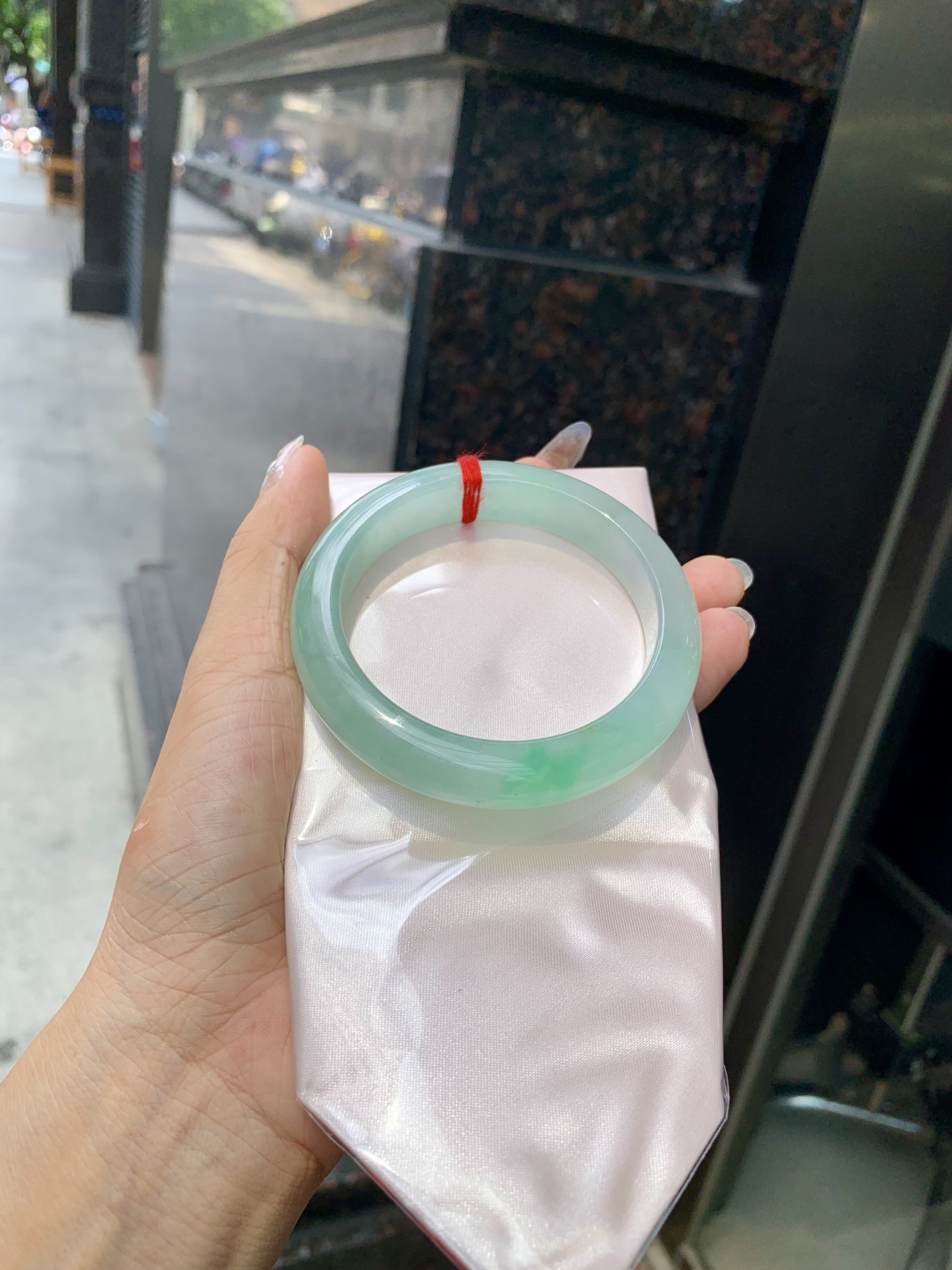冰晴飘绿正圈 0522-N791 打灯断纹，不扣，底妆水润细腻，满圈晴绿底色飘一抹绿花，鲜艳得像新冒头的嫩芽，灵动清新，即柔和又充满生机