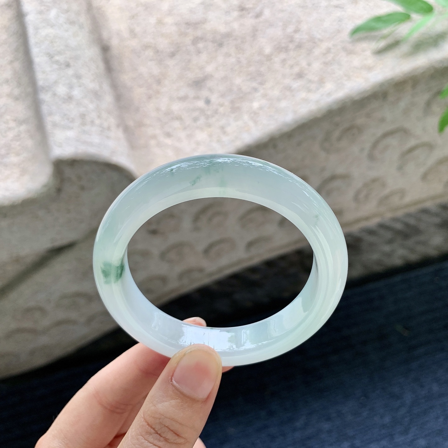 正圈53 54【圈口】54/12.3/8.8【编码】DW062685【描述】糯冰飘花，水润，种老，细腻，无裂