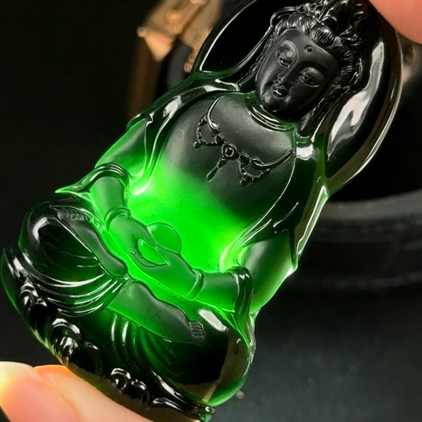 精品墨翠正观音 种好色正 黑度极好 打灯通透 油性十足 尺寸54.8