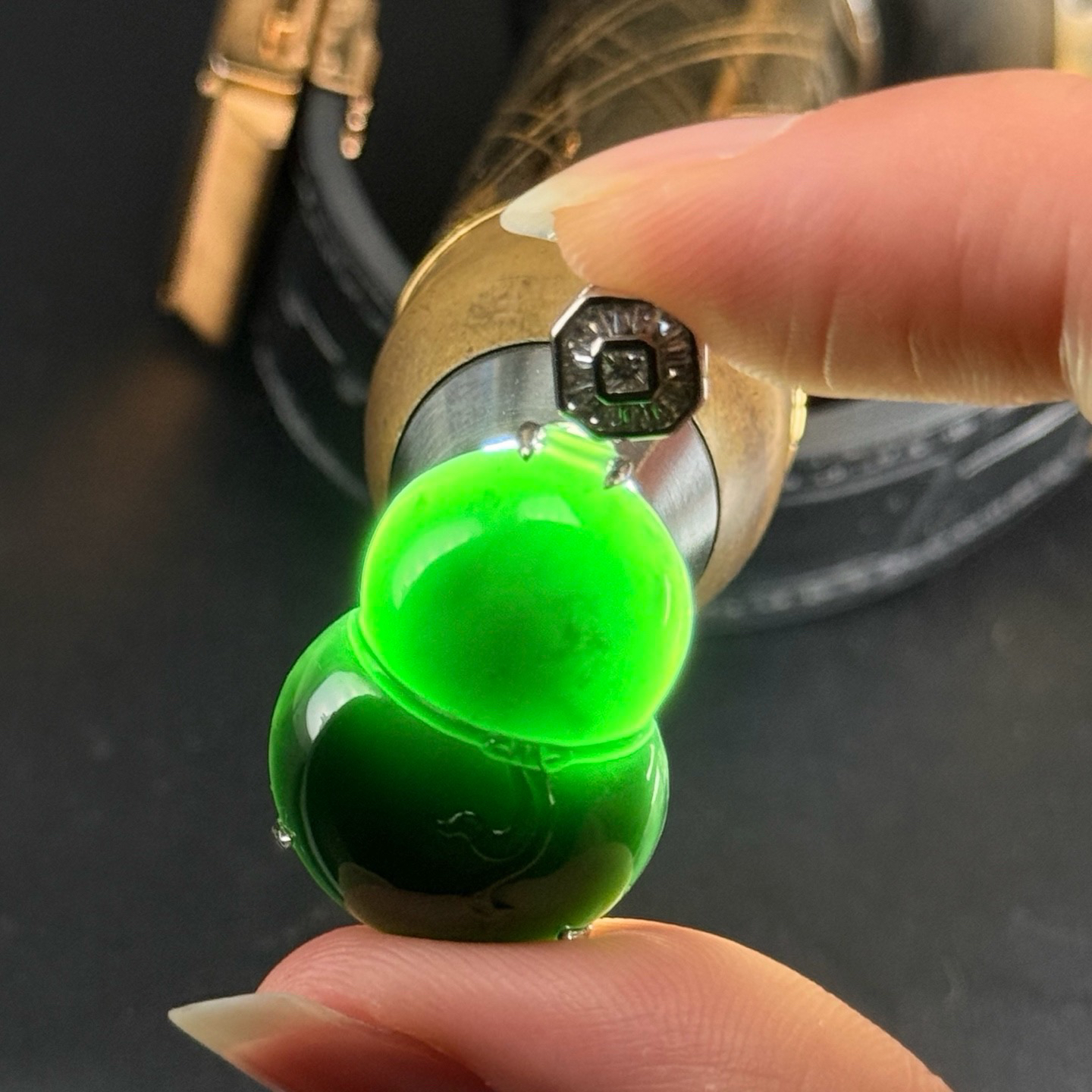 精品18k墨翠葫芦吊坠 18k白金镶嵌 打灯通透 油性十足 种好色正 尺寸32.6