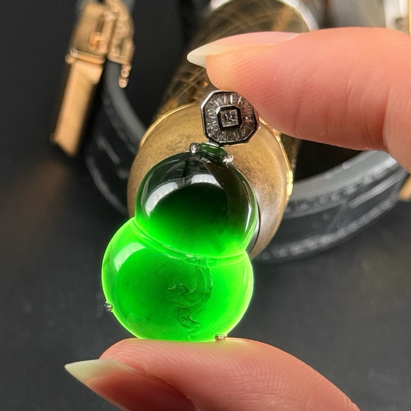 精品18k墨翠葫芦吊坠 18k白金镶嵌 打灯通透 油性十足 种好色正 尺寸32.6