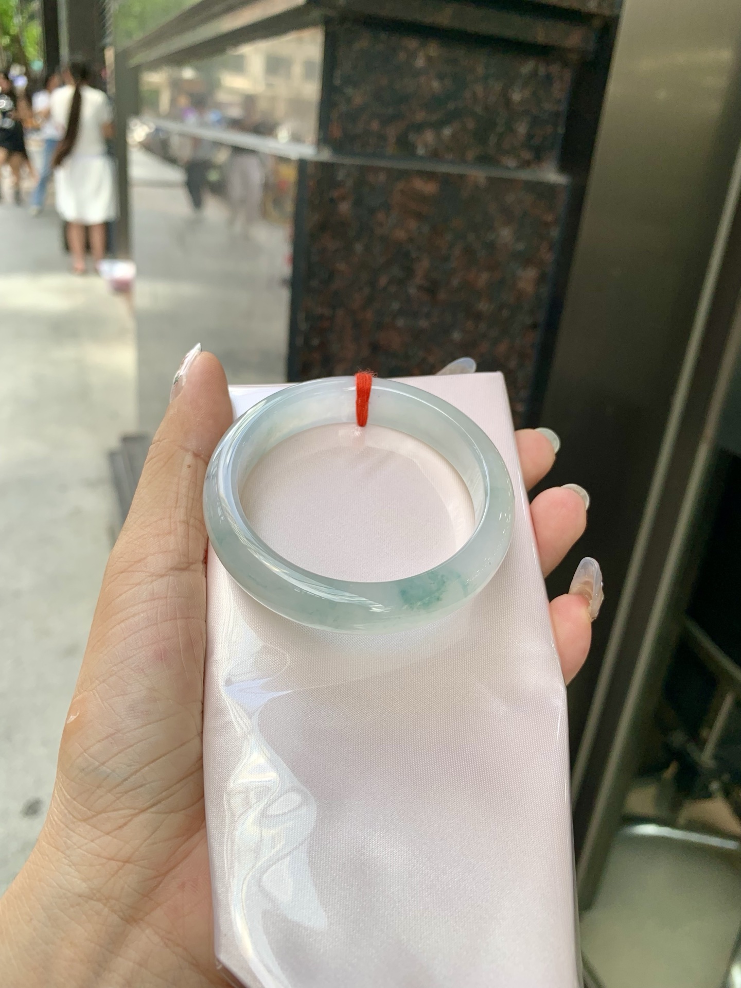 冰飘花正圈 52.5-7.5-11.8 0522-N769 打灯细纹，底妆冰润细腻，冰底中开出了朵朵蓝花，飘花灵动飘逸，勾勒出一幅唯美诗意的山水意境画，古典优雅又秀气