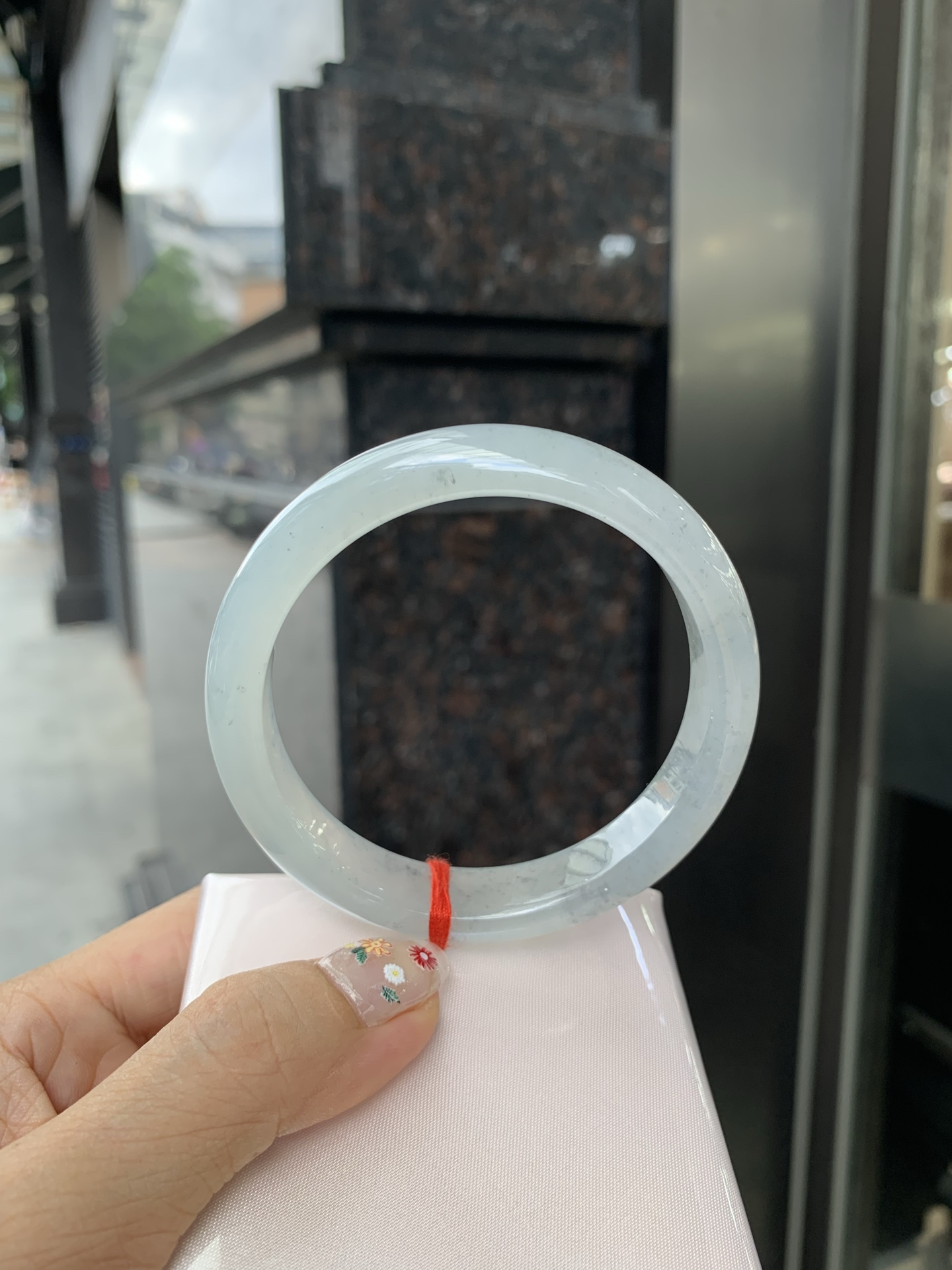 冰乌鸡正圈 0522-N787-2 打灯棉线，底妆冰透起光，冰乌鸡种的黑寓意着高贵，神秘，个性，甜酷风的搭配，底妆带点淡淡晴底，与国风，休闲风搭配都很适合，简直白搭