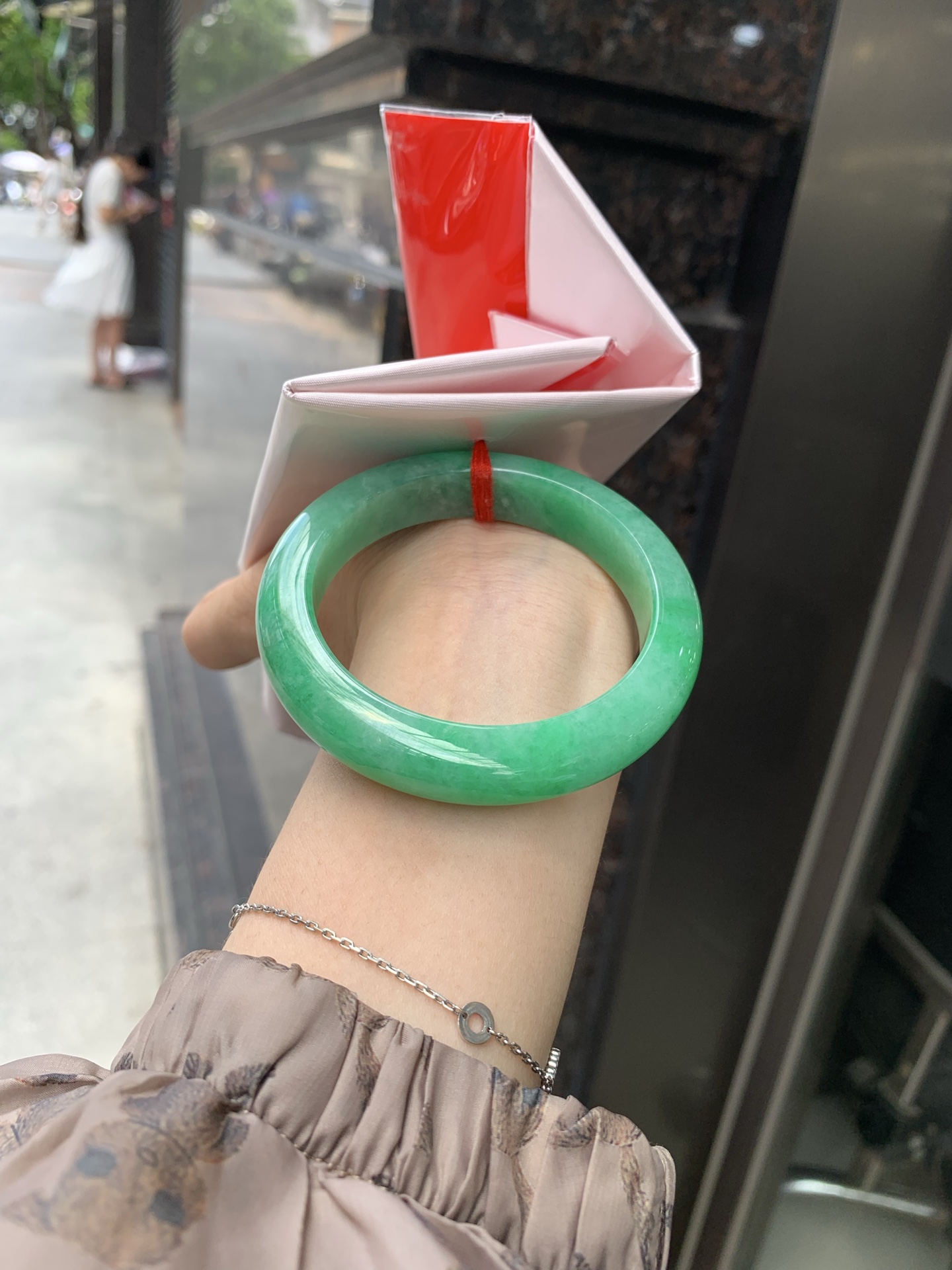 满绿正圈, 打灯细纹，满圈阳绿鲜艳青翠，色泽均匀分布，举手投足之间散发出来的贵气感