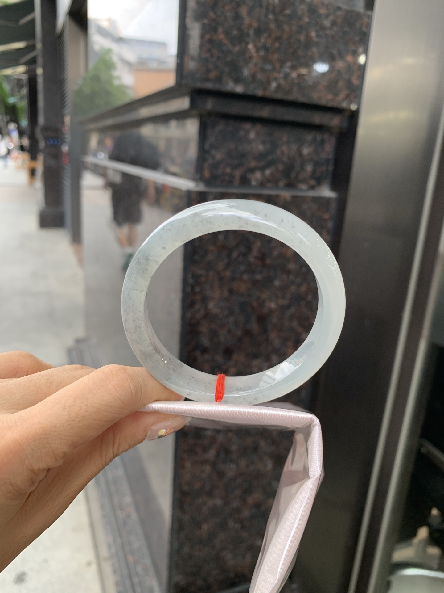 冰乌鸡正圈 0522-N787-2 打灯棉线，底妆冰透起光，冰乌鸡种的黑寓意着高贵，神秘，个性，甜酷风的搭配，底妆带点淡淡晴底，与国风，休闲风搭配都很适合，简直白搭