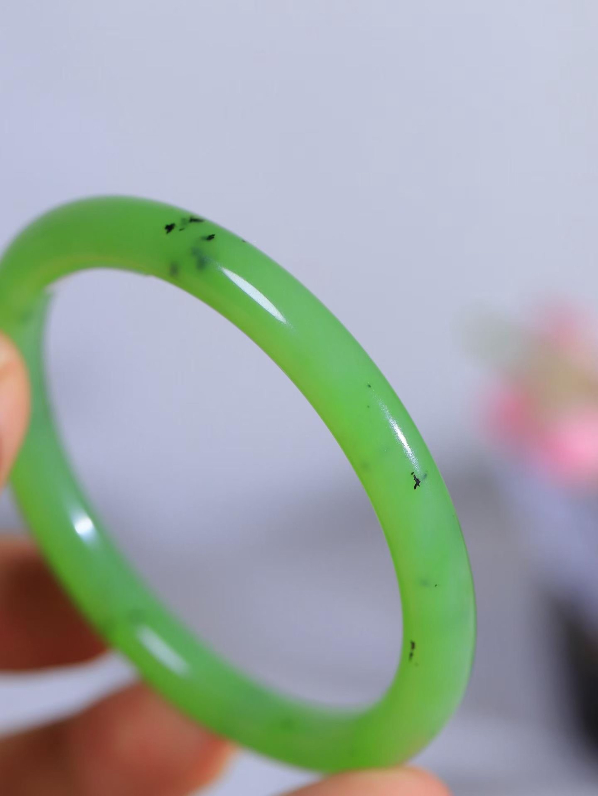 （碧色荡漾.手镯）

精品和田玉碧玉圆条手镯，灼灼其华想像靓妆淡伫 ，腕间绿意跳脱冰壶莹，坐间静对，姑射仙姿潇洒处，艳冶最奇料子油润滋腻镯型饱满，手感上佳。重27.8克   内径55.5mm尺寸7.8-8mm  24501913T