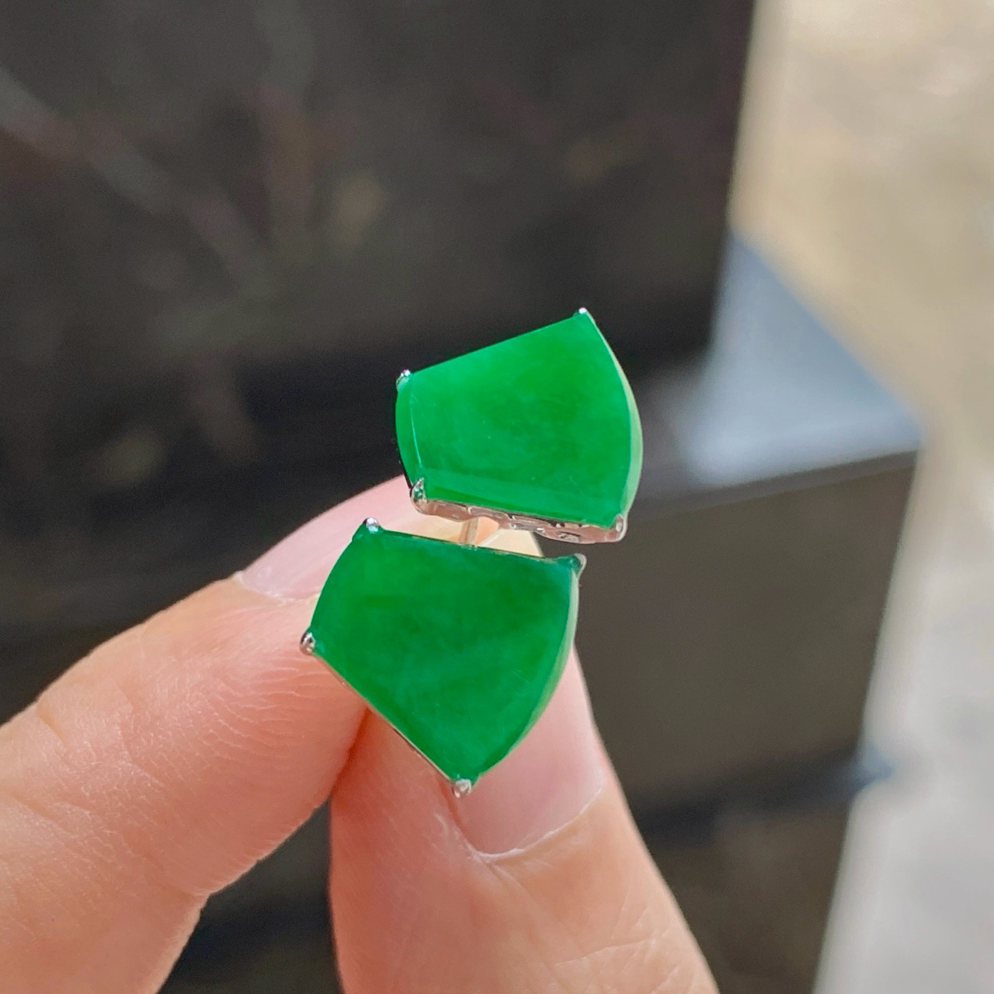 金镶嵌辣绿色无事牌^_^鲜艳