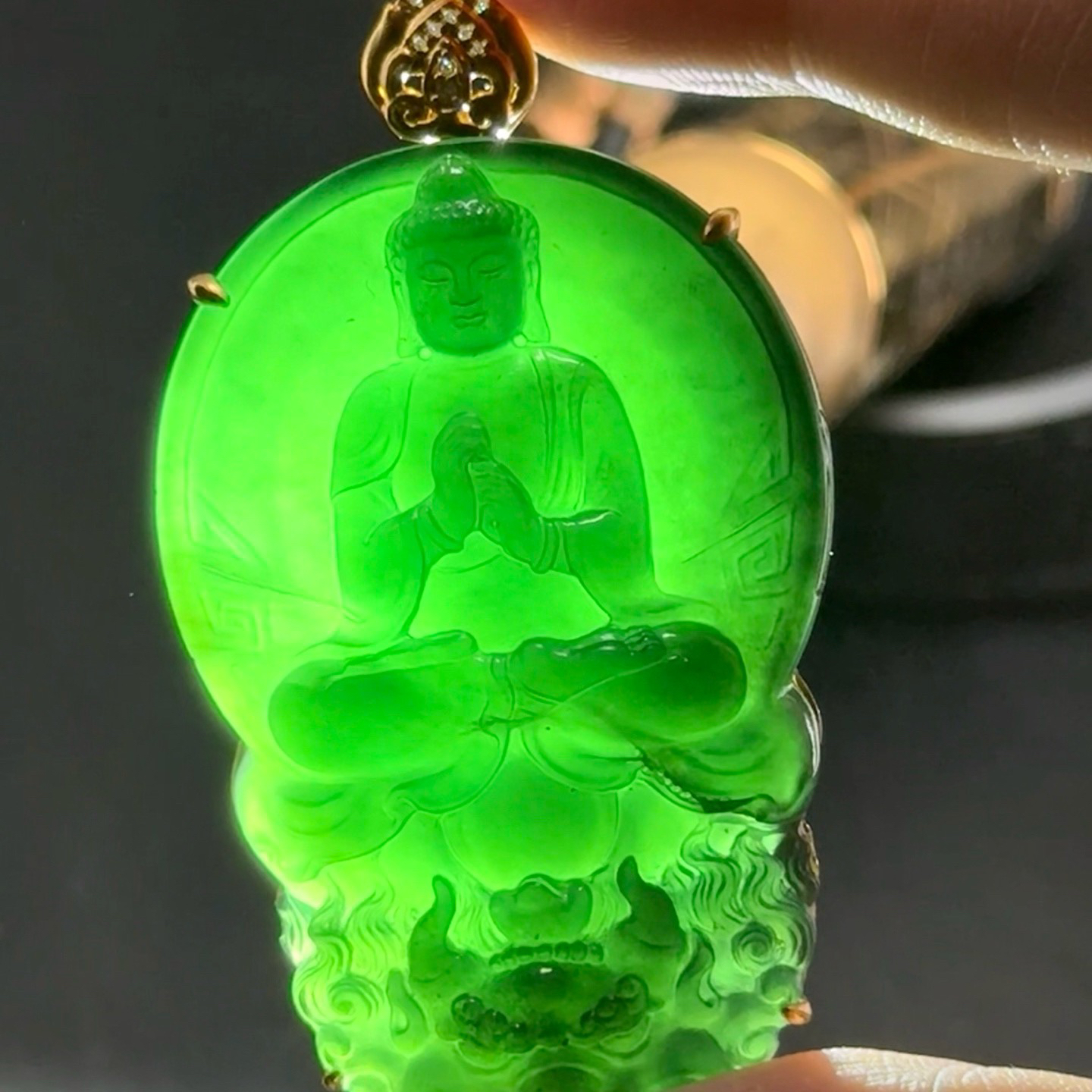 精品18k墨翠神龙护主 种好色正 黑度好 打灯通透 油性十足  尺寸57.5