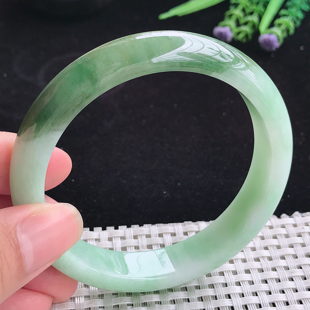 实拍A货翡翠61/13.4/8.5大圈口老坑精美满色半山半水手镯宽边玉手镯