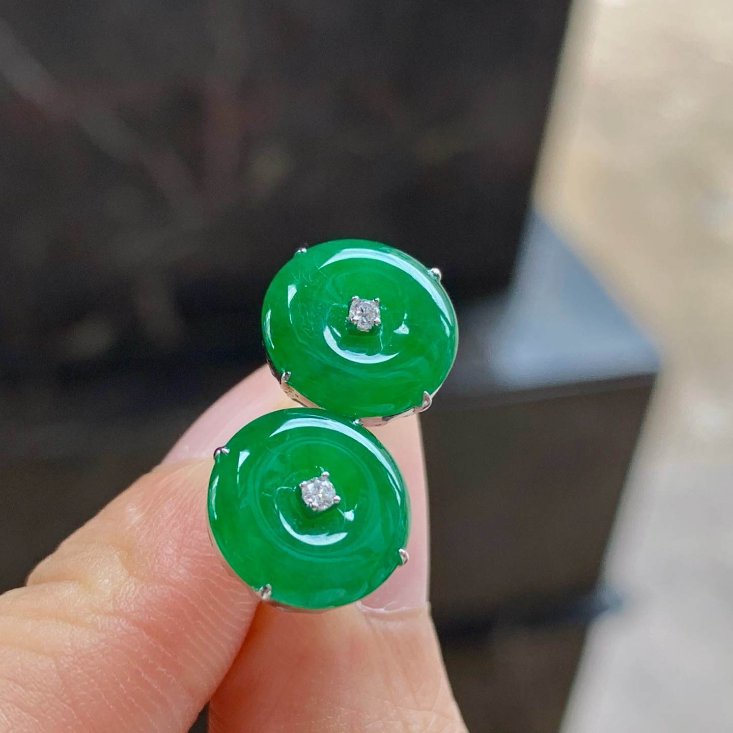 辣绿色平安扣耳钉一对^_^鲜艳 浓郁