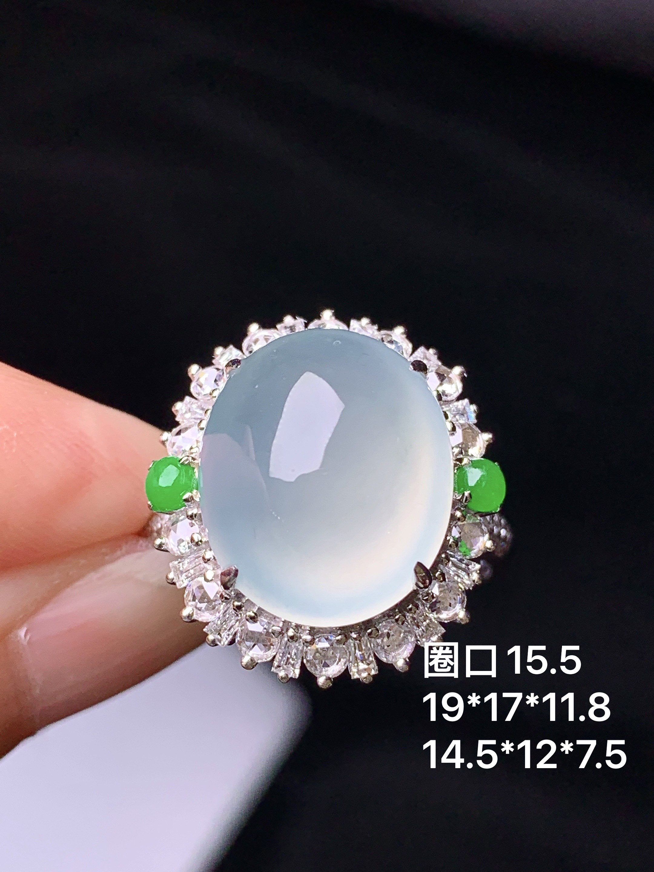 18k金钻镶嵌冰种蛋面戒指 玉质细腻 色泽艳丽清新 水润亮眼 圈口15.5 整体尺寸19*17*11.8 m3