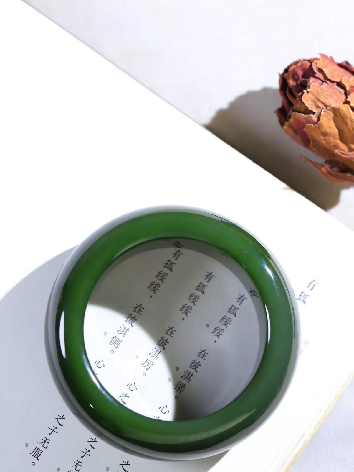 【碧波流转·手镯】

收藏级臻品️和田玉碧玉轮胎手镯，玉质细腻温润，手感舒适，️线条流畅，简约大气，美自天成，佩戴于腕间，婉约之美，举手投足间透出那份低调奢华，醉人心扉。
重147.3克 内径圈口54mm  尺寸23.8-12mm  FDT-11501933