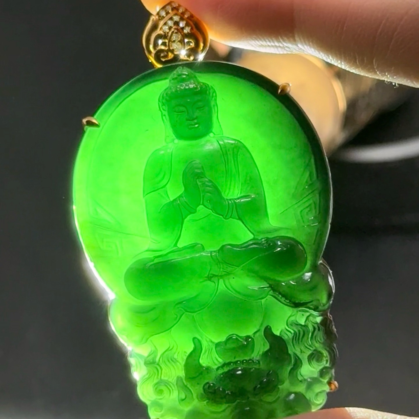 精品18k墨翠神龙护主 种好色正 黑度好 打灯通透 油性十足  尺寸57.5