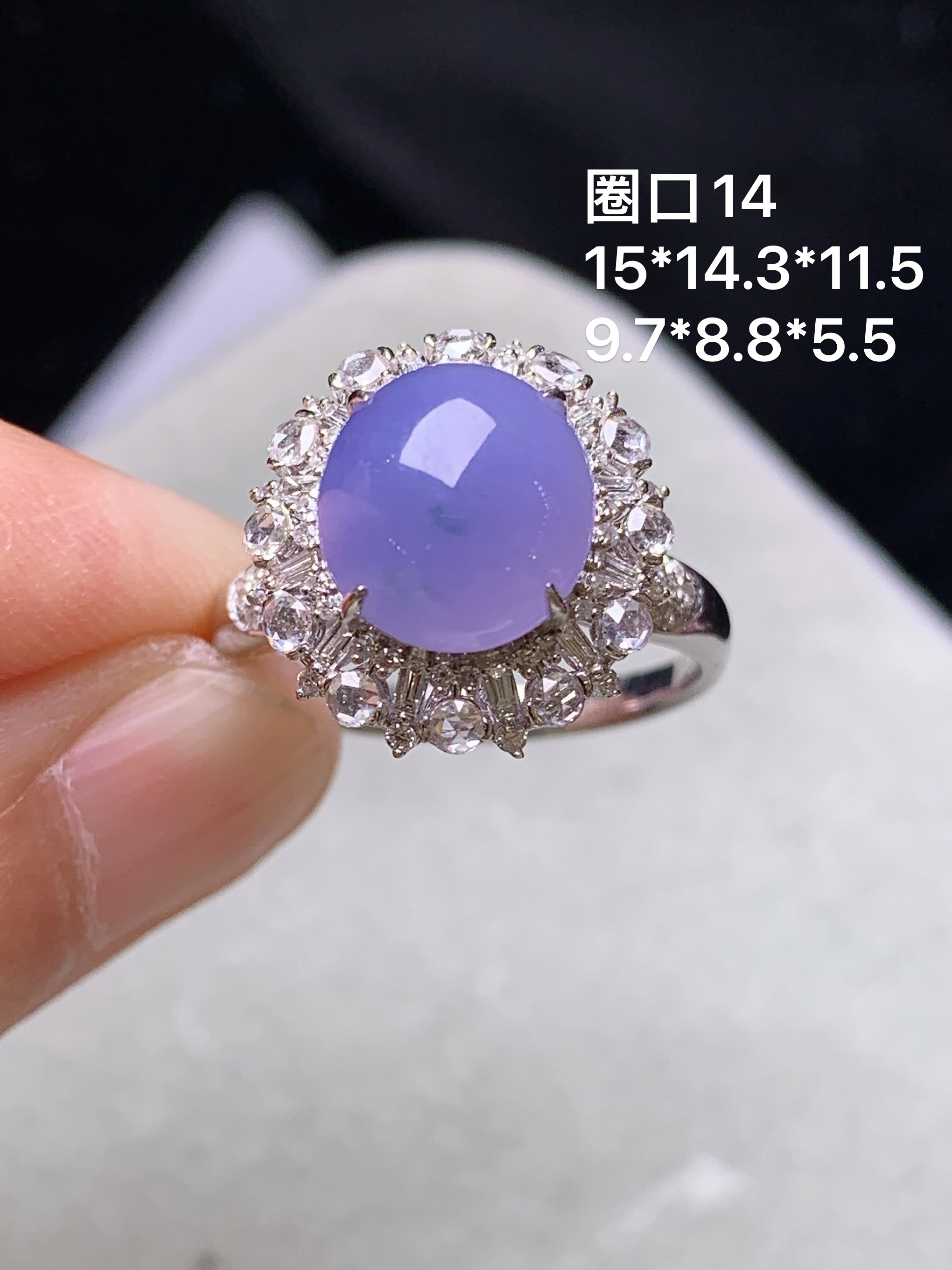 18k金钻镶嵌紫罗兰蛋面戒指 玉质细腻 色泽艳丽清新 水润亮眼 圈口14 整体尺寸15*14.3*11.5 t1