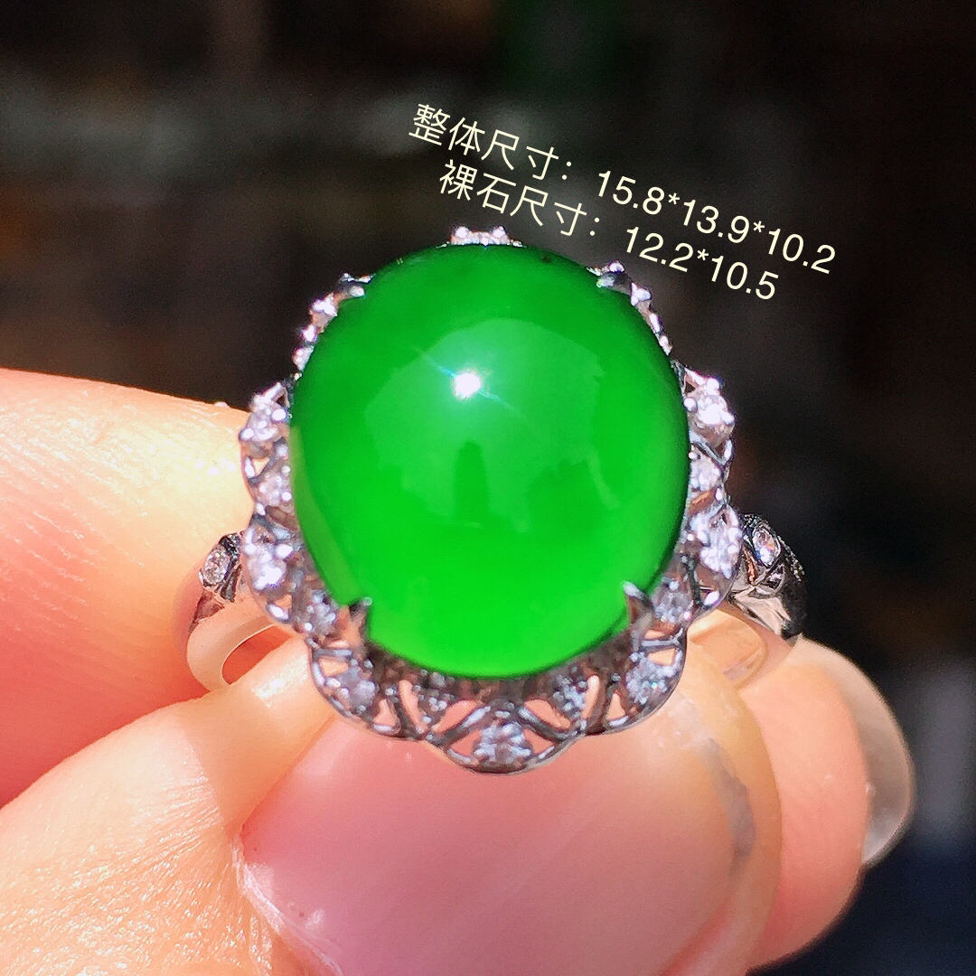 满绿蛋面戒指，色泽均匀艳丽，玉质细腻，荧光感超
强，饱满圆润，简单大方，尽显优雅气质，18k
金豪华镶嵌